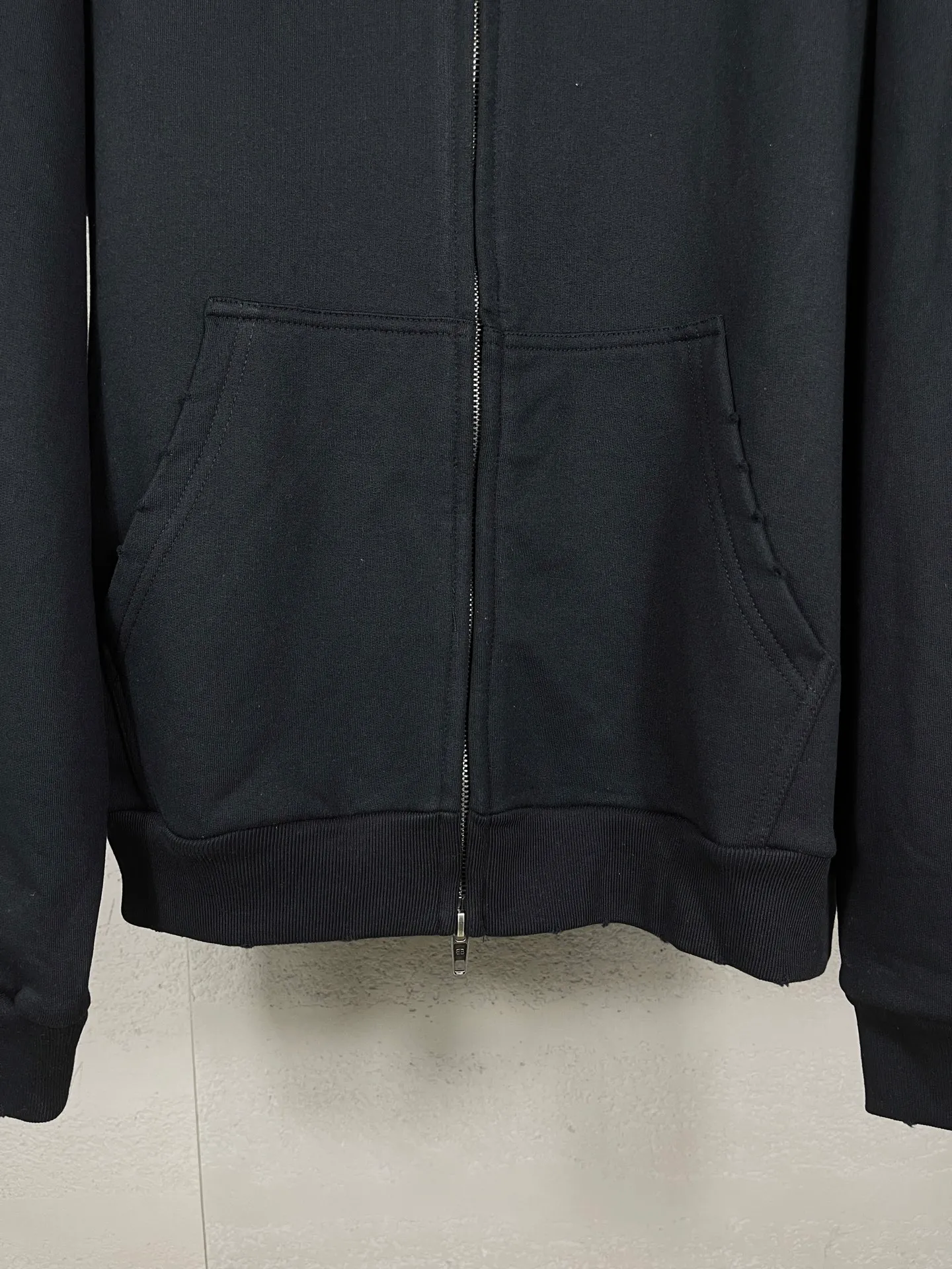 🅿️360 real shots [Top version. Official website quality] BALENCI*G*/25 new autumn and winter style. Washed and distressed hooded zipper cardigan sweatshirt with Paris LOGO embroidered on the front and back. Garments are washed and aged. SS25 latest model. Research and development at the first time, different market currencies. Comparisons welcome. The fabric is made of Paris ZP custom-woven and dyed cotton sweatshirt. Weighing 460 grams, the cloth surface is clean. The cloth pattern is clear, soft and comfortable. The threads are dyed with no color difference. The embroidery is done with embroidery machines imported from Tajima, and the garments are washed and worn to make them look old. Jubie market currency. Welcome to compare. The version adopts OS loose shoulder design. Same style for men and women. Code: BL259936 Color: black, off-white Size: XS S M L