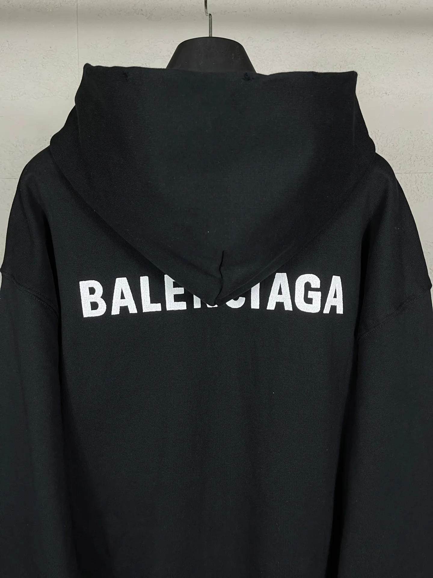 🅿️360 real shots [Top version. Official website quality] BALENCI*G*/25 new autumn and winter style. Washed and distressed hooded zipper cardigan sweatshirt with Paris LOGO embroidered on the front and back. Garments are washed and aged. SS25 latest model. Research and development at the first time, different market currencies. Comparisons welcome. The fabric is made of Paris ZP custom-woven and dyed cotton sweatshirt. Weighing 460 grams, the cloth surface is clean. The cloth pattern is clear, soft and comfortable. The threads are dyed with no color difference. The embroidery is done with embroidery machines imported from Tajima, and the garments are washed and worn to make them look old. Jubie market currency. Welcome to compare. The version adopts OS loose shoulder design. Same style for men and women. Code: BL259936 Color: black, off-white Size: XS S M L
