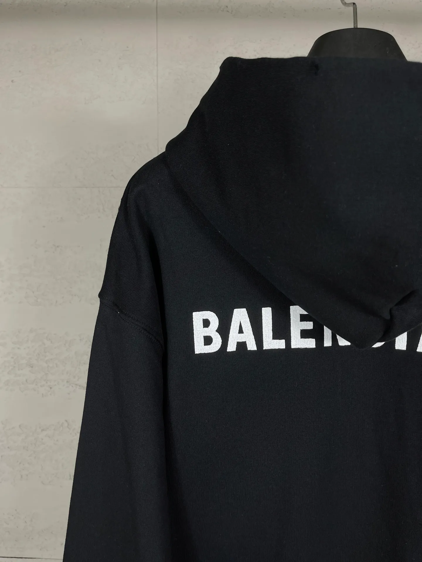 🅿️360 real shots [Top version. Official website quality] BALENCI*G*/25 new autumn and winter style. Washed and distressed hooded zipper cardigan sweatshirt with Paris LOGO embroidered on the front and back. Garments are washed and aged. SS25 latest model. Research and development at the first time, different market currencies. Comparisons welcome. The fabric is made of Paris ZP custom-woven and dyed cotton sweatshirt. Weighing 460 grams, the cloth surface is clean. The cloth pattern is clear, soft and comfortable. The threads are dyed with no color difference. The embroidery is done with embroidery machines imported from Tajima, and the garments are washed and worn to make them look old. Jubie market currency. Welcome to compare. The version adopts OS loose shoulder design. Same style for men and women. Code: BL259936 Color: black, off-white Size: XS S M L