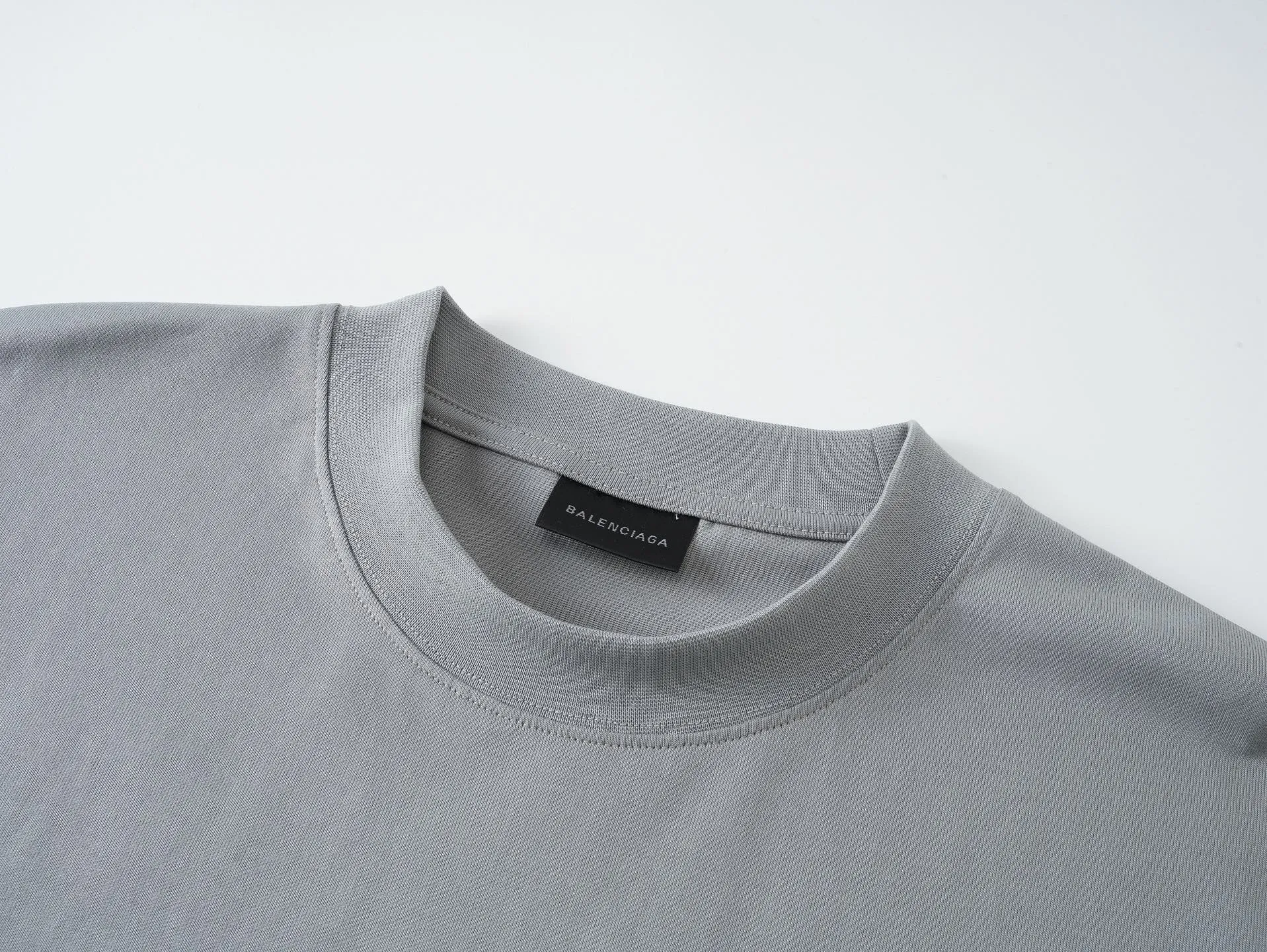 🅿️166 real photos [Top version. Official website quality] BALENCI*GA/Paris #Classic style. Classic letter embroidered short-sleeved T-shirt on the front and back #2023 spring and summer brick cabinet synchronization.                       The fabric is made of Paris ZP custom-woven and dyed cotton double yarn, weighing 260 grams. The cloth surface is clean. The cloth pattern is clear, soft and comfortable. The threads are dyed with no color difference. The classic letters are embroidered with an imported embroidery machine. The letters are clear and the effect is three-dimensional, restoring the brick cabinet. The version adopts the OS loose shoulder style. Same style for men and women. Coding: BL223006 Color: smoke gray, purple, light green, peacock blue, black, rice coffee, gray green Size: XS S M L