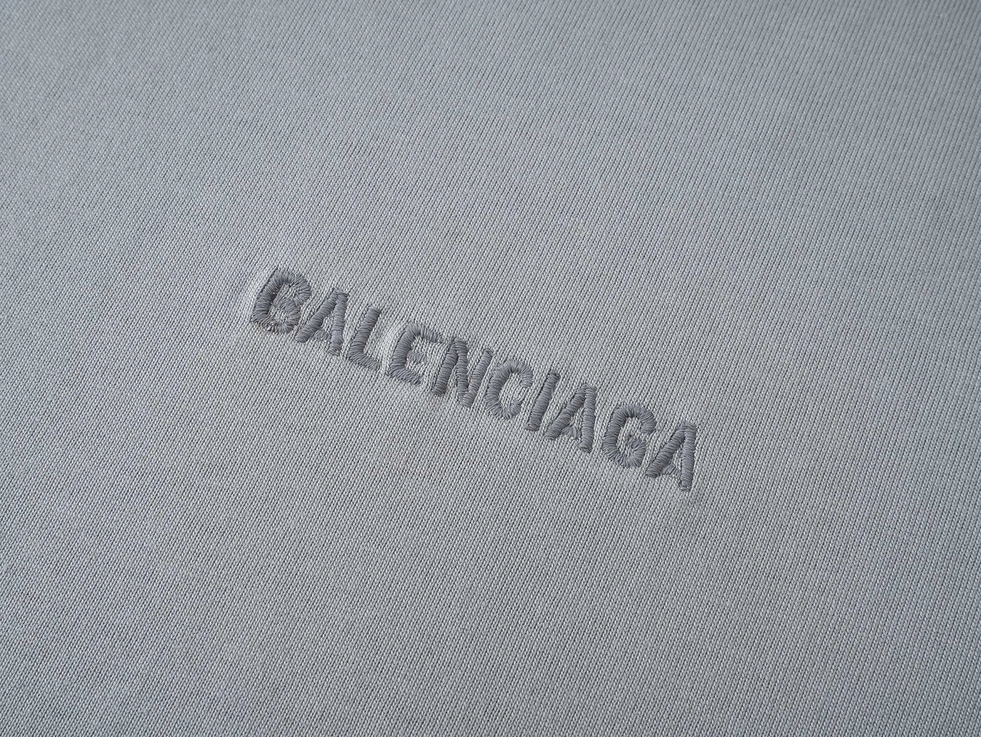 🅿️166 real photos [Top version. Official website quality] BALENCI*GA/Paris #Classic style. Classic letter embroidered short-sleeved T-shirt on the front and back #2023 spring and summer brick cabinet synchronization.                       The fabric is made of Paris ZP custom-woven and dyed cotton double yarn, weighing 260 grams. The cloth surface is clean. The cloth pattern is clear, soft and comfortable. The threads are dyed with no color difference. The classic letters are embroidered with an imported embroidery machine. The letters are clear and the effect is three-dimensional, restoring the brick cabinet. The version adopts the OS loose shoulder style. Same style for men and women. Coding: BL223006 Color: smoke gray, purple, light green, peacock blue, black, rice coffee, gray green Size: XS S M L