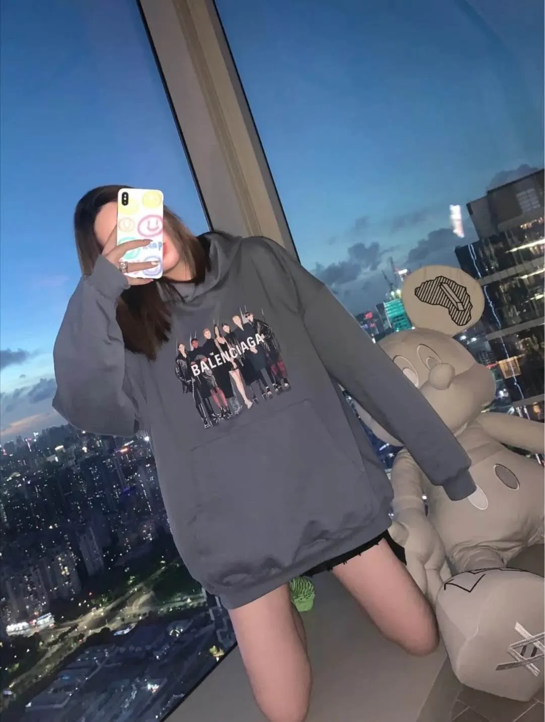 ♻️💯Reference model picture for the upper body❤️Examined version BALENCIAGA Balenciaga portrait band B family hooded sweatshirt 1:1 restored replica version Popular ins Xiaohongshu hot item Popular recommendation by Internet celebrity bloggers The fabric is made of 480 grams of large terry cotton fabric, and has been pre-shrunk to a weight of about 520 grams. The original version is purchased and patterned, and the positioning and cutting process is used! Pure version! The imported Israeli Kornit digital direct-injection printing technology makes the reflection of characters three-dimensional and real. This is also the first place to look for identification. I make every piece of clothing with conscience and strive for excellence in every aspect. Just to sell a piece of clothing and retain a customer. Although our products are a little more expensive than others, the expensive money is kept in the clothes and is definitely not imported into my pocket.  Customized washable labels, bag labels, and collar labels. Can reach professional level.  Restore the 1:1 replica craftsmanship! B's new early autumn series, a very high-end series of single items for men and women!  Size: XS-L Color: Gray P:450
