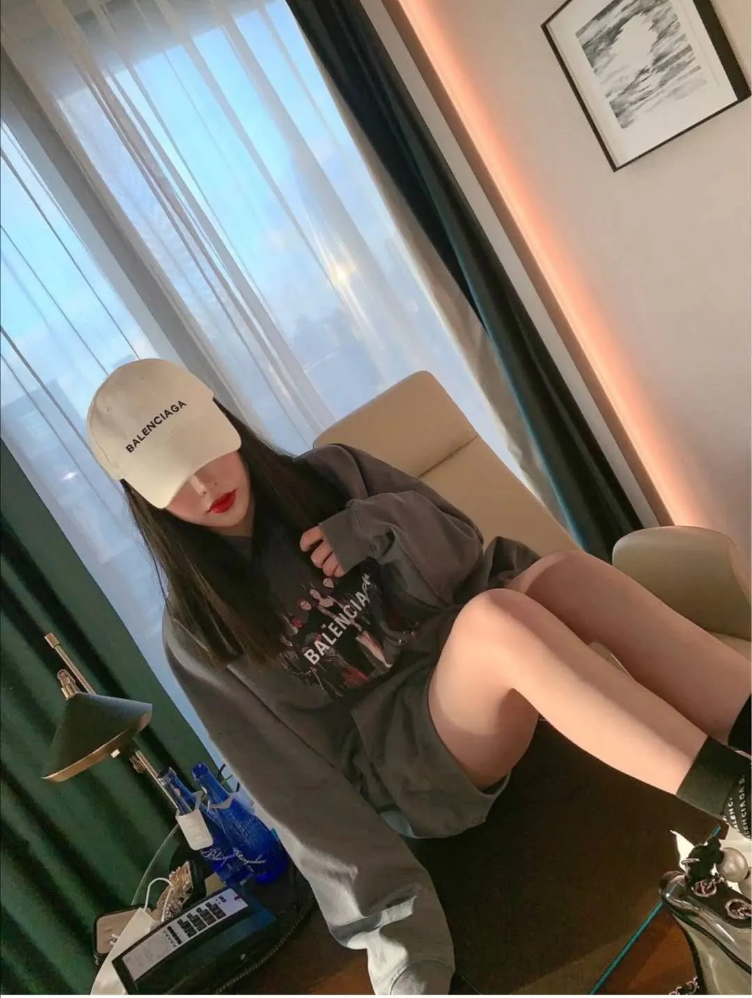 ♻️💯Reference model picture for the upper body❤️Examined version BALENCIAGA Balenciaga portrait band B family hooded sweatshirt 1:1 restored replica version Popular ins Xiaohongshu hot item Popular recommendation by Internet celebrity bloggers The fabric is made of 480 grams of large terry cotton fabric, and has been pre-shrunk to a weight of about 520 grams. The original version is purchased and patterned, and the positioning and cutting process is used! Pure version! The imported Israeli Kornit digital direct-injection printing technology makes the reflection of characters three-dimensional and real. This is also the first place to look for identification. I make every piece of clothing with conscience and strive for excellence in every aspect. Just to sell a piece of clothing and retain a customer. Although our products are a little more expensive than others, the expensive money is kept in the clothes and is definitely not imported into my pocket.  Customized washable labels, bag labels, and collar labels. Can reach professional level.  Restore the 1:1 replica craftsmanship! B's new early autumn series, a very high-end series of single items for men and women!  Size: XS-L Color: Gray P:450