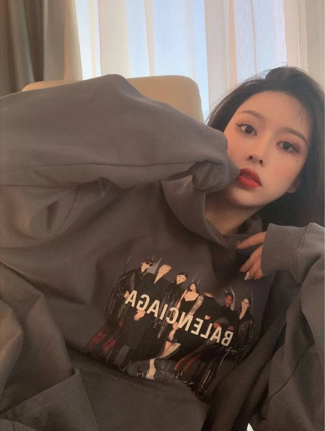 ♻️💯Reference model picture for the upper body❤️Examined version BALENCIAGA Balenciaga portrait band B family hooded sweatshirt 1:1 restored replica version Popular ins Xiaohongshu hot item Popular recommendation by Internet celebrity bloggers The fabric is made of 480 grams of large terry cotton fabric, and has been pre-shrunk to a weight of about 520 grams. The original version is purchased and patterned, and the positioning and cutting process is used! Pure version! The imported Israeli Kornit digital direct-injection printing technology makes the reflection of characters three-dimensional and real. This is also the first place to look for identification. I make every piece of clothing with conscience and strive for excellence in every aspect. Just to sell a piece of clothing and retain a customer. Although our products are a little more expensive than others, the expensive money is kept in the clothes and is definitely not imported into my pocket.  Customized washable labels, bag labels, and collar labels. Can reach professional level.  Restore the 1:1 replica craftsmanship! B's new early autumn series, a very high-end series of single items for men and women!  Size: XS-L Color: Gray P:450