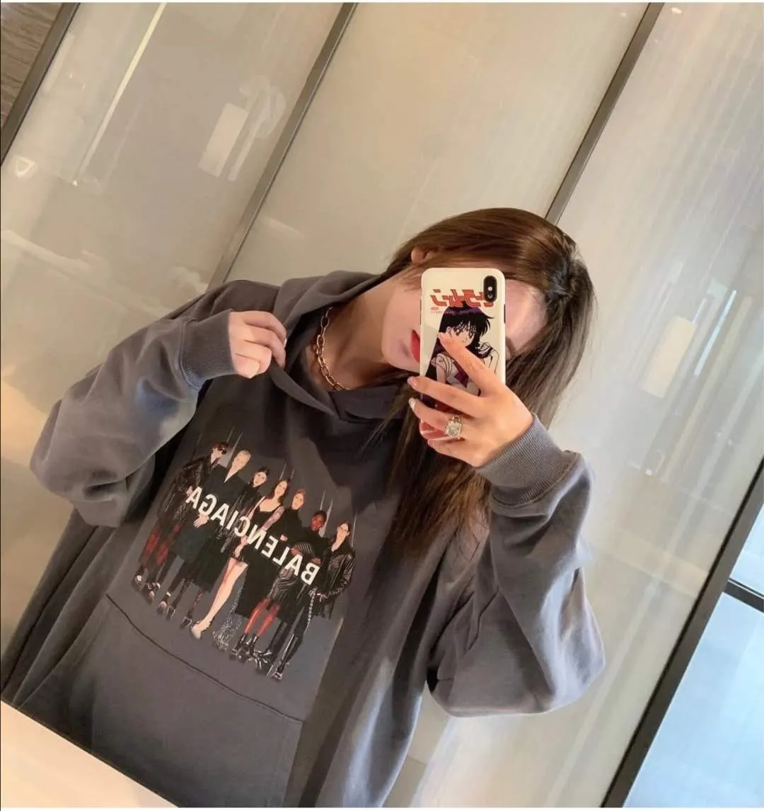 ♻️💯Reference model picture for the upper body❤️Examined version BALENCIAGA Balenciaga portrait band B family hooded sweatshirt 1:1 restored replica version Popular ins Xiaohongshu hot item Popular recommendation by Internet celebrity bloggers The fabric is made of 480 grams of large terry cotton fabric, and has been pre-shrunk to a weight of about 520 grams. The original version is purchased and patterned, and the positioning and cutting process is used! Pure version! The imported Israeli Kornit digital direct-injection printing technology makes the reflection of characters three-dimensional and real. This is also the first place to look for identification. I make every piece of clothing with conscience and strive for excellence in every aspect. Just to sell a piece of clothing and retain a customer. Although our products are a little more expensive than others, the expensive money is kept in the clothes and is definitely not imported into my pocket.  Customized washable labels, bag labels, and collar labels. Can reach professional level.  Restore the 1:1 replica craftsmanship! B's new early autumn series, a very high-end series of single items for men and women!  Size: XS-L Color: Gray P:450
