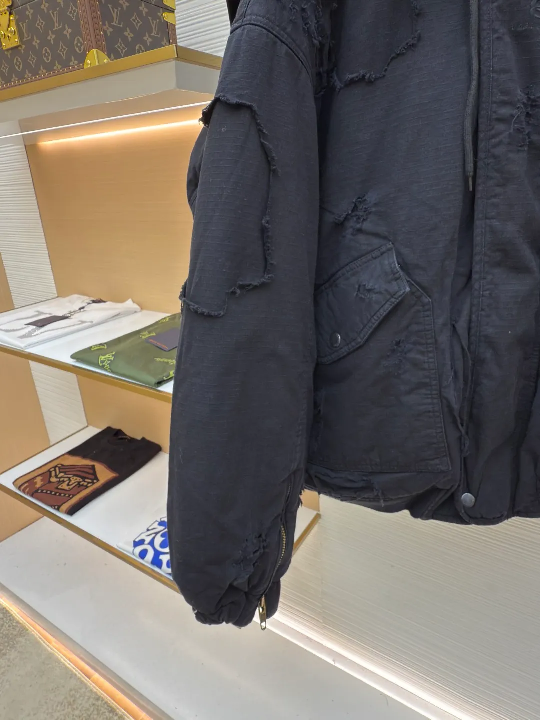 Balenciaga heavy-duty erosion-washed cotton bomber jacket ●Authentic product: 29250 purchase and development ●Item number: 1680206-D90 ●Fabrics: cotton fabric ●Technology: Heavy-duty erosion production ●Version: Loose version ●Weight: about 2230 grams ●Size: 1-2-3 ●Description: A real Paris graduation-level item that many people want. It combines all the design elements of Paris. Shape, destruction, erosion, frayed, washed. The wasteland style Dirtyfit is the pioneering work. It is also a mountain that cannot be climbed in Denma's design career in Paris. Needless to say, the upper body effect is the upper body that the top brands are competing for. We should be the exclusive operator of this upper body clothing. Countless merchants have copied our version. There are really too many customers and friends asking for replenishment, but because the process is too complicated, they are really unwilling to do it. Replenishing this year is also a dream come true for everyone. The craftsmanship and fabrics are too long, which will be explained in detail later in the production process. All processes are developed exactly as they are. We started replenishing the stock in autumn and started custom-dying the fabrics until now. The overall wiring is straight and delicate, the fabric is comfortable and soft, and the color is consistent without color difference. It can be matched with the same style to create a fashionable look and control various occasions. Customized accessories, complete with three standards, same style for men and women!