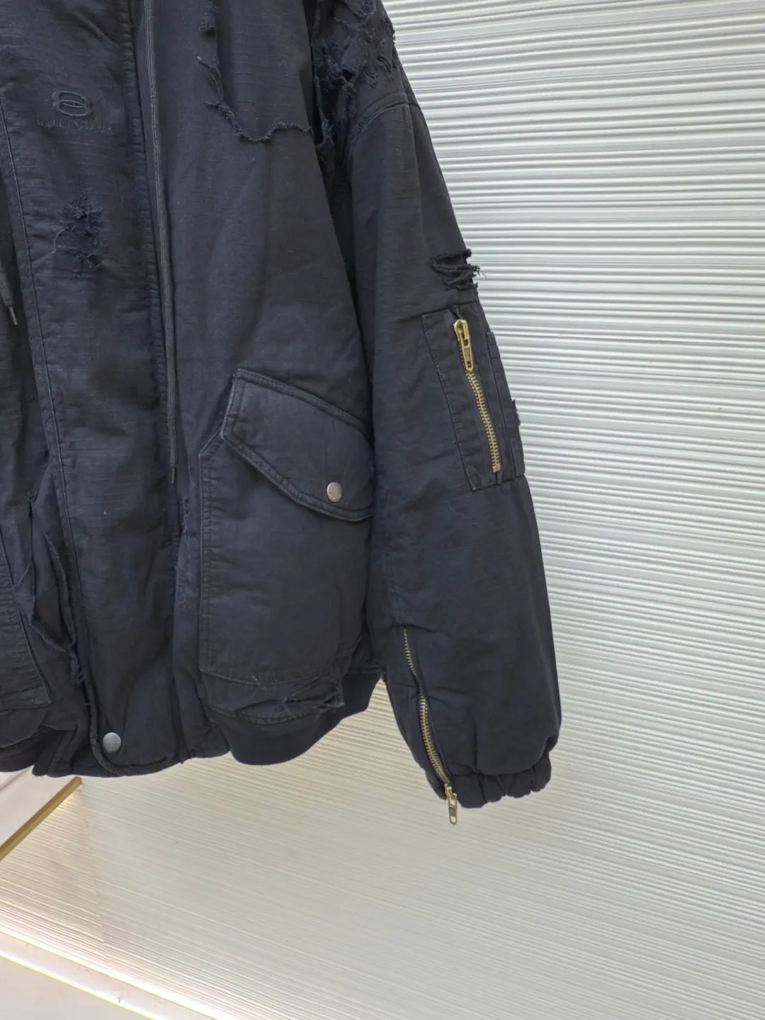 Balenciaga heavy-duty erosion-washed cotton bomber jacket ●Authentic product: 29250 purchase and development ●Item number: 1680206-D90 ●Fabrics: cotton fabric ●Technology: Heavy-duty erosion production ●Version: Loose version ●Weight: about 2230 grams ●Size: 1-2-3 ●Description: A real Paris graduation-level item that many people want. It combines all the design elements of Paris. Shape, destruction, erosion, frayed, washed. The wasteland style Dirtyfit is the pioneering work. It is also a mountain that cannot be climbed in Denma's design career in Paris. Needless to say, the upper body effect is the upper body that the top brands are competing for. We should be the exclusive operator of this upper body clothing. Countless merchants have copied our version. There are really too many customers and friends asking for replenishment, but because the process is too complicated, they are really unwilling to do it. Replenishing this year is also a dream come true for everyone. The craftsmanship and fabrics are too long, which will be explained in detail later in the production process. All processes are developed exactly as they are. We started replenishing the stock in autumn and started custom-dying the fabrics until now. The overall wiring is straight and delicate, the fabric is comfortable and soft, and the color is consistent without color difference. It can be matched with the same style to create a fashionable look and control various occasions. Customized accessories, complete with three standards, same style for men and women!