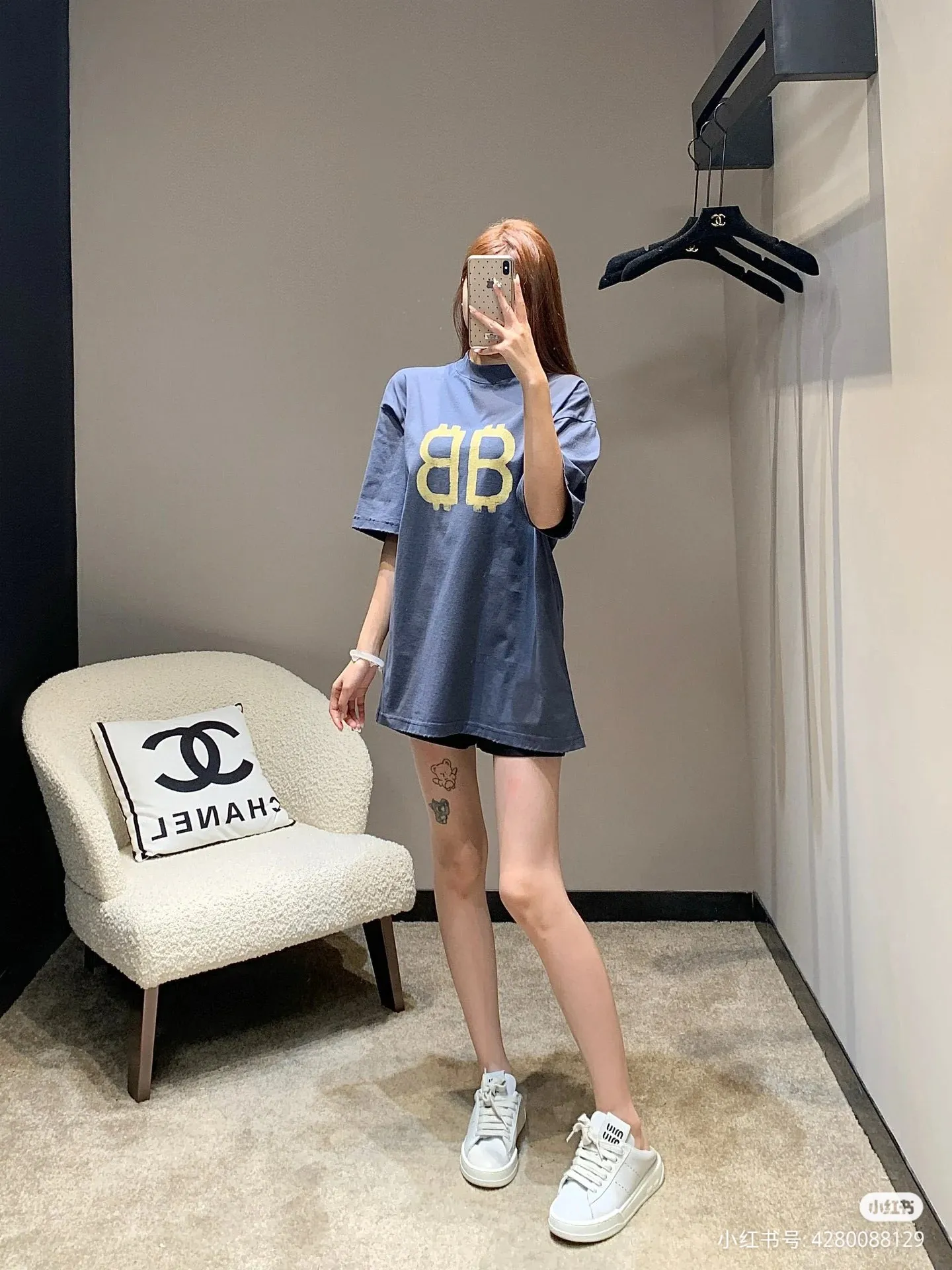 ♻️💯Upper body reference model picture❤️【Latest new】Top version BALENCIAGA 23SS Orange BB printed round neck pure cotton short-sleeved T-shirt for male and female couples stars. Artificially painted double B pattern, pure cotton soft fabric, color contrast dyeing fabric, ultra-fine flat screen printing process, full of trend. 260g weight worsted breathable cotton fabric color contrast dyeing. The yp version has not been changed. The small neckline + short cuffs can give you a model upper body effect. The double B letter pattern is very eye-catching and can be remembered at a glance. The thermosetting ink printing uses chemical ink as the pigment and requires high temperature for drying. Compared with the black color, this one has less tampering and distressing and is something that normal people can handle! Color; Blue Size; XS-L P:280
