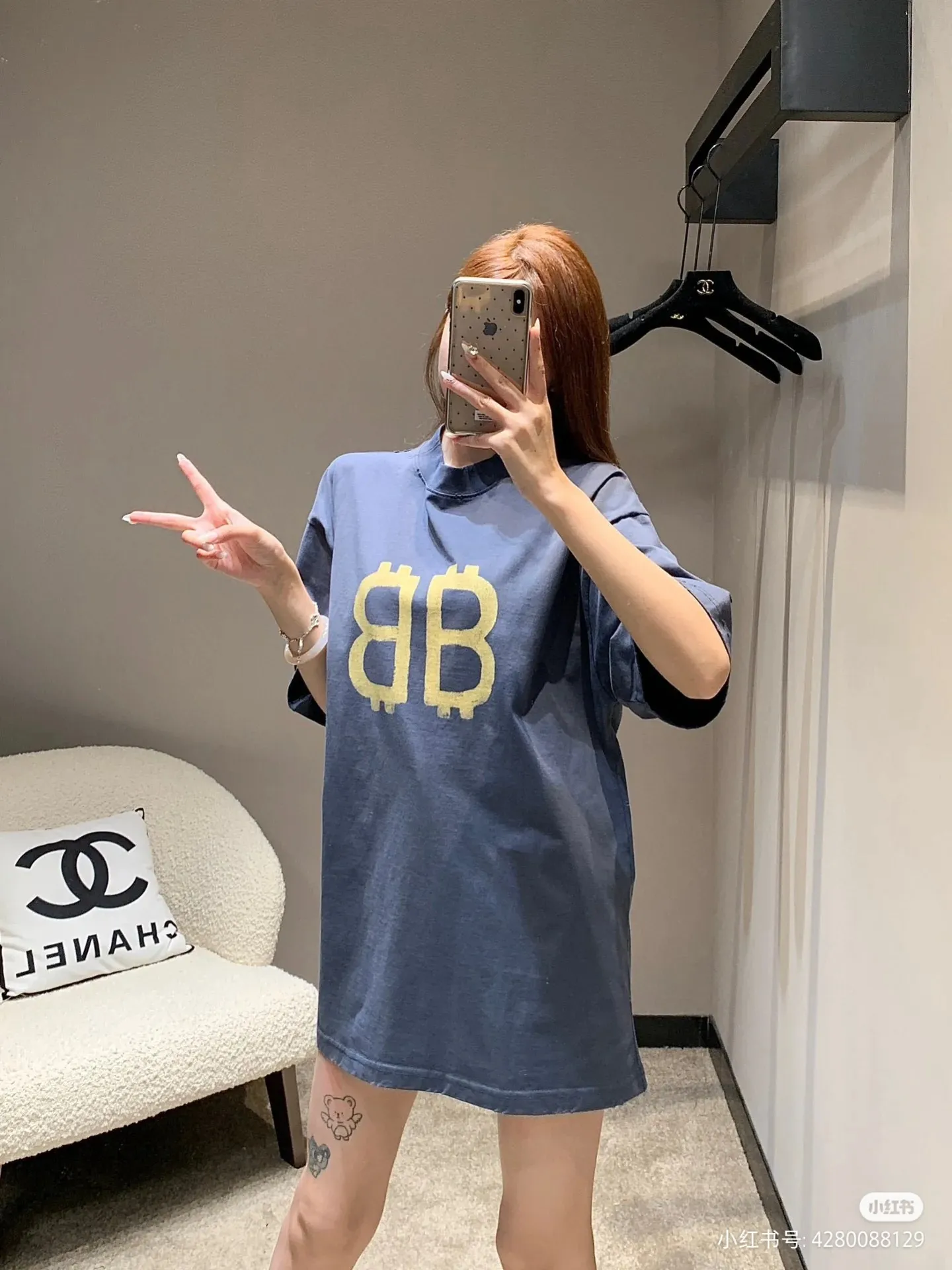 ♻️💯Upper body reference model picture❤️【Latest new】Top version BALENCIAGA 23SS Orange BB printed round neck pure cotton short-sleeved T-shirt for male and female couples stars. Artificially painted double B pattern, pure cotton soft fabric, color contrast dyeing fabric, ultra-fine flat screen printing process, full of trend. 260g weight worsted breathable cotton fabric color contrast dyeing. The yp version has not been changed. The small neckline + short cuffs can give you a model upper body effect. The double B letter pattern is very eye-catching and can be remembered at a glance. The thermosetting ink printing uses chemical ink as the pigment and requires high temperature for drying. Compared with the black color, this one has less tampering and distressing and is something that normal people can handle! Color; Blue Size; XS-L P:280