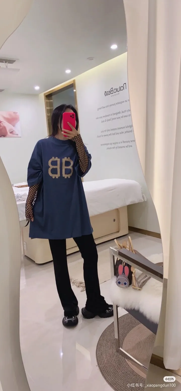 ♻️💯Upper body reference model picture❤️【Latest new】Top version BALENCIAGA 23SS Orange BB printed round neck pure cotton short-sleeved T-shirt for male and female couples stars. Artificially painted double B pattern, pure cotton soft fabric, color contrast dyeing fabric, ultra-fine flat screen printing process, full of trend. 260g weight worsted breathable cotton fabric color contrast dyeing. The yp version has not been changed. The small neckline + short cuffs can give you a model upper body effect. The double B letter pattern is very eye-catching and can be remembered at a glance. The thermosetting ink printing uses chemical ink as the pigment and requires high temperature for drying. Compared with the black color, this one has less tampering and distressing and is something that normal people can handle! Color; Blue Size; XS-L P:280