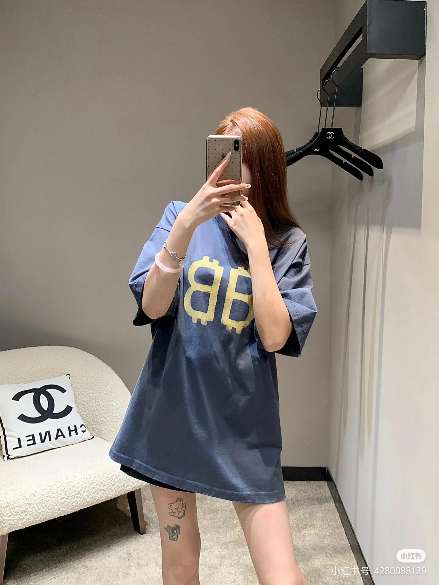 ♻️💯Upper body reference model picture❤️【Latest new】Top version BALENCIAGA 23SS Orange BB printed round neck pure cotton short-sleeved T-shirt for male and female couples stars. Artificially painted double B pattern, pure cotton soft fabric, color contrast dyeing fabric, ultra-fine flat screen printing process, full of trend. 260g weight worsted breathable cotton fabric color contrast dyeing. The yp version has not been changed. The small neckline + short cuffs can give you a model upper body effect. The double B letter pattern is very eye-catching and can be remembered at a glance. The thermosetting ink printing uses chemical ink as the pigment and requires high temperature for drying. Compared with the black color, this one has less tampering and distressing and is something that normal people can handle! Color; Blue Size; XS-L P:280
