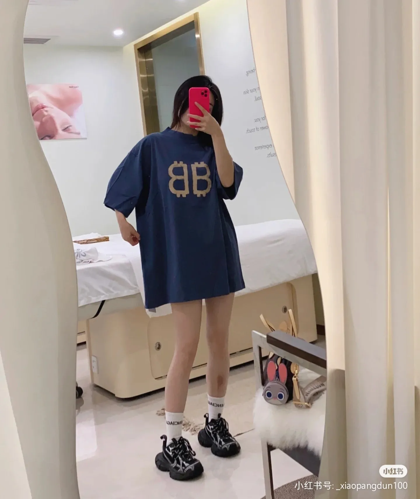♻️💯Upper body reference model picture❤️【Latest new】Top version BALENCIAGA 23SS Orange BB printed round neck pure cotton short-sleeved T-shirt for male and female couples stars. Artificially painted double B pattern, pure cotton soft fabric, color contrast dyeing fabric, ultra-fine flat screen printing process, full of trend. 260g weight worsted breathable cotton fabric color contrast dyeing. The yp version has not been changed. The small neckline + short cuffs can give you a model upper body effect. The double B letter pattern is very eye-catching and can be remembered at a glance. The thermosetting ink printing uses chemical ink as the pigment and requires high temperature for drying. Compared with the black color, this one has less tampering and distressing and is something that normal people can handle! Color; Blue Size; XS-L P:280