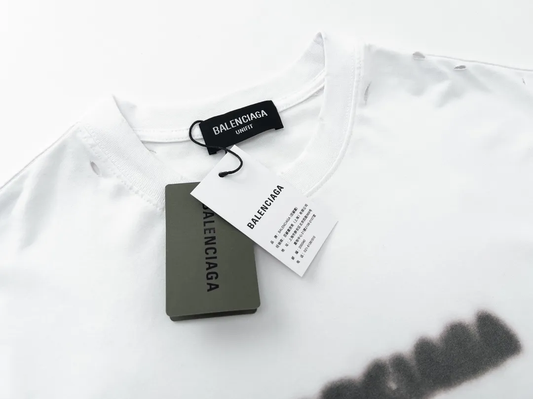 🅿️174 Detailed picture [Top version. Official website quality] BALENCI*GA/Paris. Blurred LOGO washed and worn short-sleeved T-shirt. Brick cabinet synchronization. The fabric is made of Paris ZP custom-woven and dyed cotton double yarn compact cotton. The weight is 260 grams, the cloth surface is clean. The cloth pattern is clear, soft and comfortable. The threads are dyed with no color difference. The classic pattern printing uses Kornit digital direct printing. The ready-made clothes are washed and distressed, and the brick cabinets are restored. The whole piece of clothing is extremely complex in craftsmanship. Different market currency, welcome to compare, the version adopts OS loose shoulder version. Same style for men and women Coding: BL223038 Color: Black. White. High-grade gray Size: XS S M L