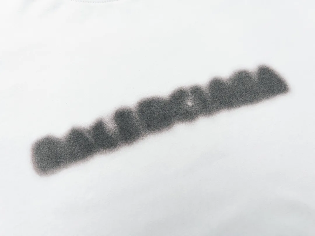🅿️174 Detailed picture [Top version. Official website quality] BALENCI*GA/Paris. Blurred LOGO washed and worn short-sleeved T-shirt. Brick cabinet synchronization. The fabric is made of Paris ZP custom-woven and dyed cotton double yarn compact cotton. The weight is 260 grams, the cloth surface is clean. The cloth pattern is clear, soft and comfortable. The threads are dyed with no color difference. The classic pattern printing uses Kornit digital direct printing. The ready-made clothes are washed and distressed, and the brick cabinets are restored. The whole piece of clothing is extremely complex in craftsmanship. Different market currency, welcome to compare, the version adopts OS loose shoulder version. Same style for men and women Coding: BL223038 Color: Black. White. High-grade gray Size: XS S M L