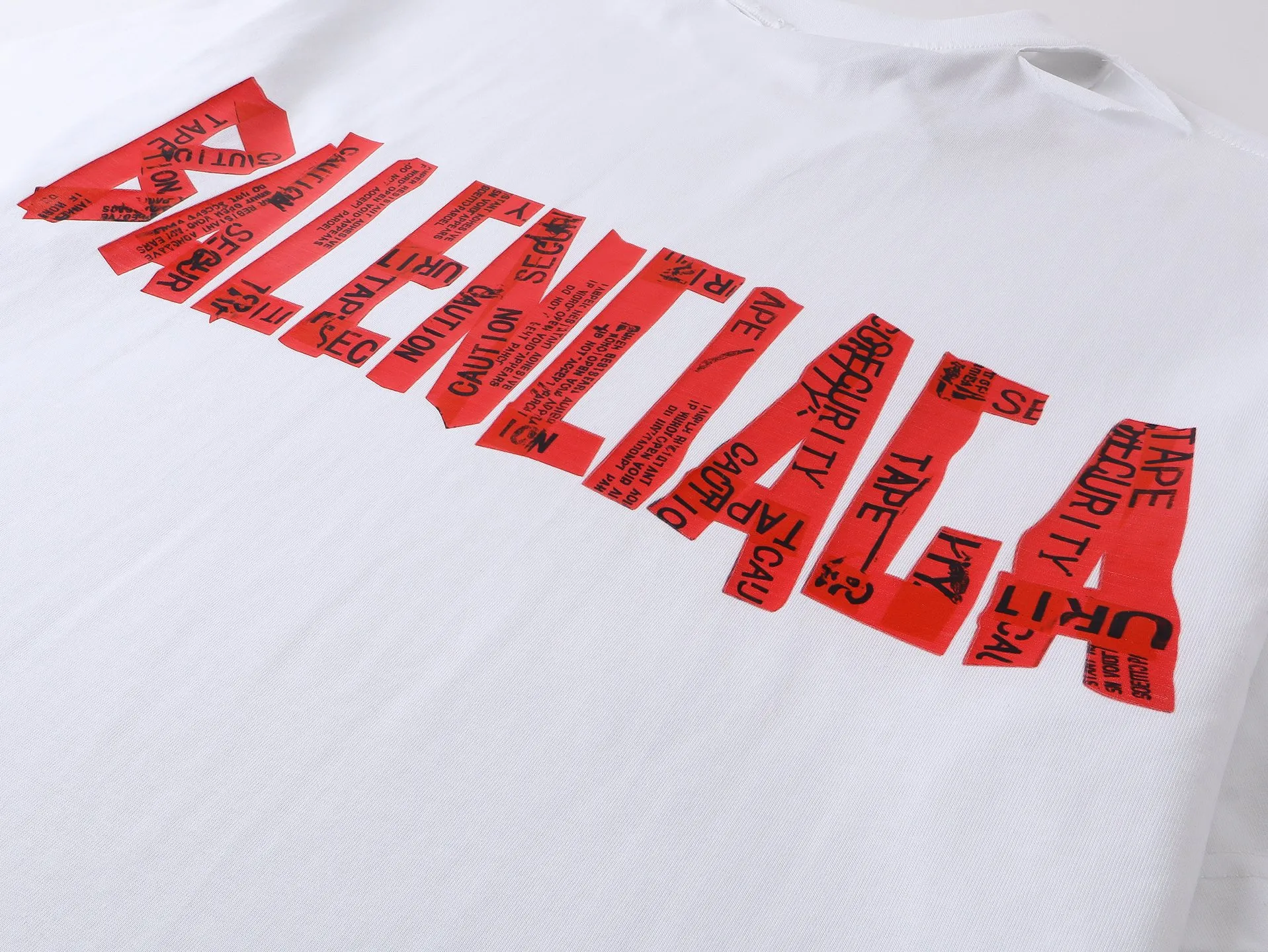 🅿️194 Detailed picture [Top version. Official website quality] BALENCI*GA/Paris. 25ss latest model. Masking tape pulp printing. Ready-to-wear washed and frayed short-sleeved T-shirt. Brick cabinet synchronization. The fabric is made of Paris ZP custom-woven and dyed 100% cotton double yarn compact cotton. The weight is 260 grams, the cloth surface is clean. The cloth pattern is clear, soft and comfortable, and the thread is dyed with no color difference. The classic pattern is printed with environmentally friendly imported materials, and the tape pattern is glued. The letters are clear and the effect is three-dimensional. Restored brick cabinet. The garments were washed and aged, and polished by many hands. Produced by ultra-heavy craftsmanship, the market currency is very different, welcome to compare. The version adopts OS loose shoulder design. The same style for men and women. Coding: BL253672 Color: black, white Size: XS S M L