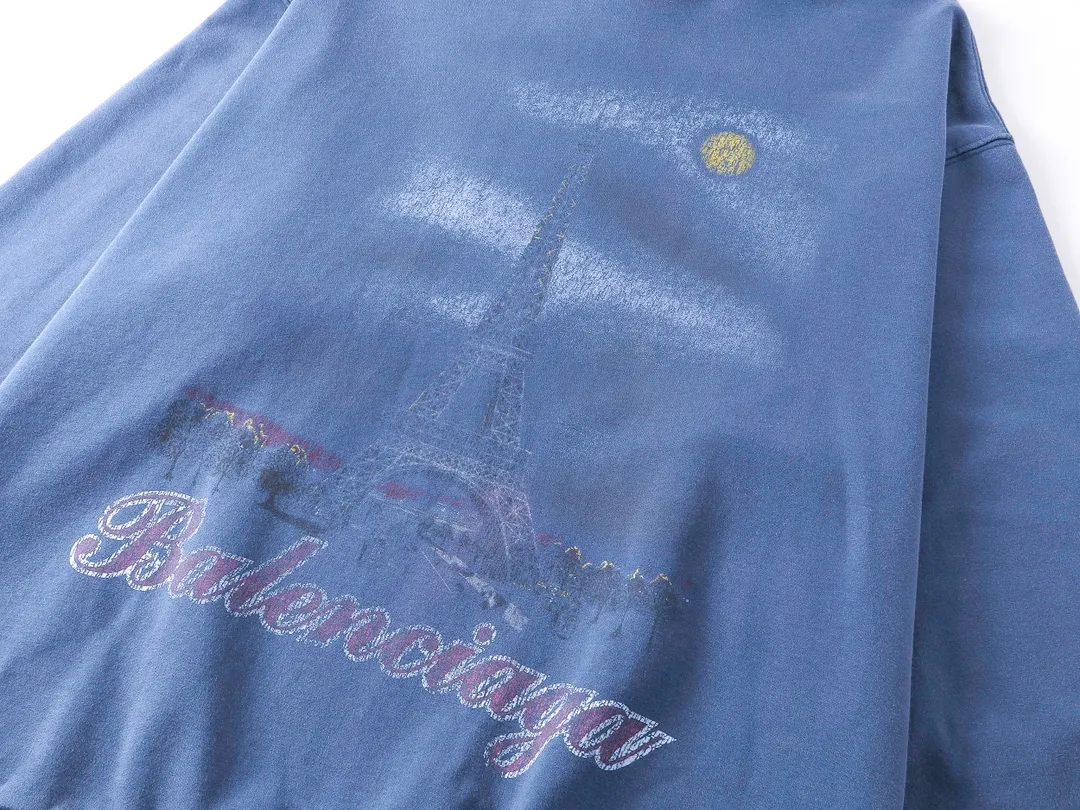 🅿️370 real photos [Top version. Official website quality] BALENCI*GA/Paris. 2024 latest autumn and winter Paris Eiffel Tower direct-injection white ink gradient color printing washed and worn hooded sweatshirt. Overweight craftsmanship, brick cabinet synchronization. ⚠️Distinguish the market currency, genuine product development, welcome to compare! The weight is 460 grams, ground. The hand-painted is consistent with ZP, and the printing uses Kornit digital direct printing. The garments are washed and worn. The whole piece is designed with extra heavy craftsmanship. Comparisons welcome. The version adopts OS loose shoulder design. Same style for men and women. Code: BL238919 Color: pink, washed blue Size: XS. S. M. L