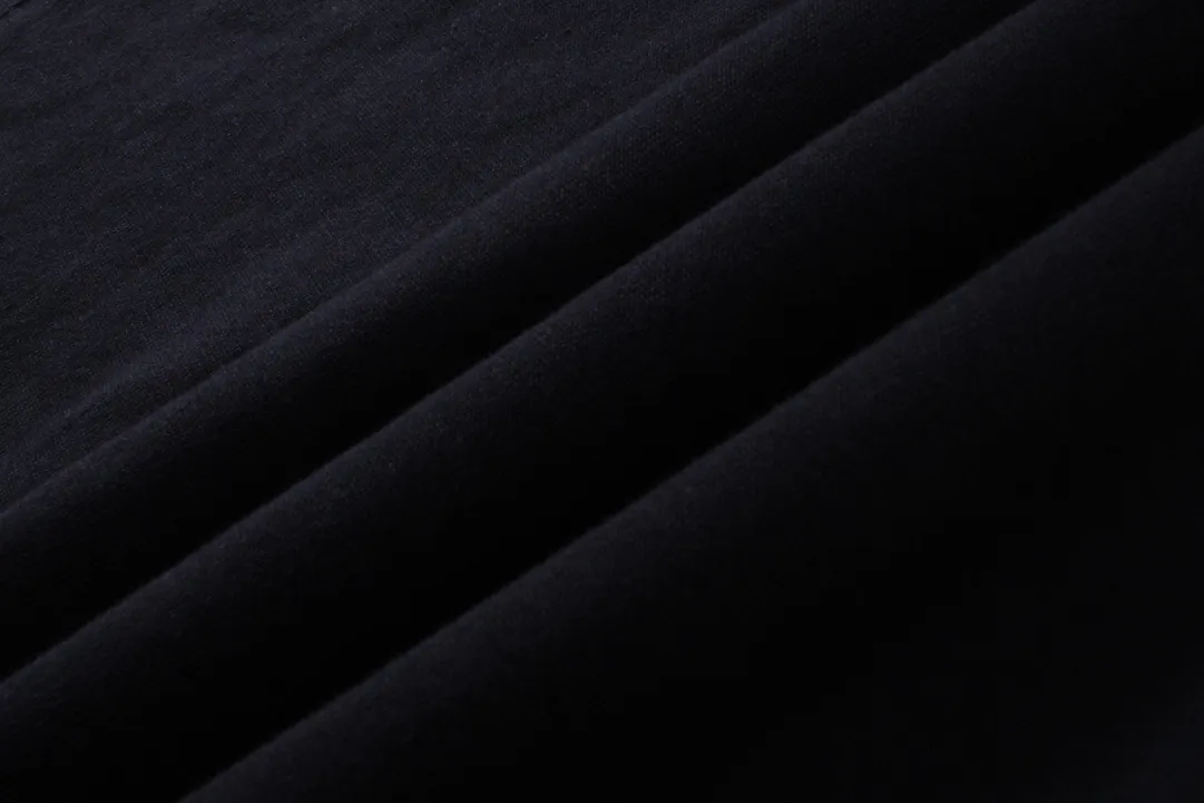 🅿️320 real photos [Top version. Official website quality] BALENCI*GA/Paris BALENCI*GA#2024 latest model, double-ring embroidery on the front and back, multiple stitching, washed short-sleeved T-shirt. Brick cabinet synchronization. Genuine products are developed and developed in the first time. Welcome to compare! Note⚠️ZP is gray-blue, not black. The fabric is made of Paris ZP custom-woven and dyed 100% cotton double-yarn compact cotton. The weight is 260 grams. The cloth surface is clean. The cloth pattern is clear. It is soft and comfortable. It has good color fastness and is not easy to change color. The threads are woven and dyed with no color difference. The double-ring embroidery flower is embroidered with Tajima imported machine, the effect is three-dimensional, the garment is washed, super heavy craftsmanship, the version adopts OS loose shoulder version. Same style for men and women Coding: BL223390 Color: gray blue Size: XS. S. M. L