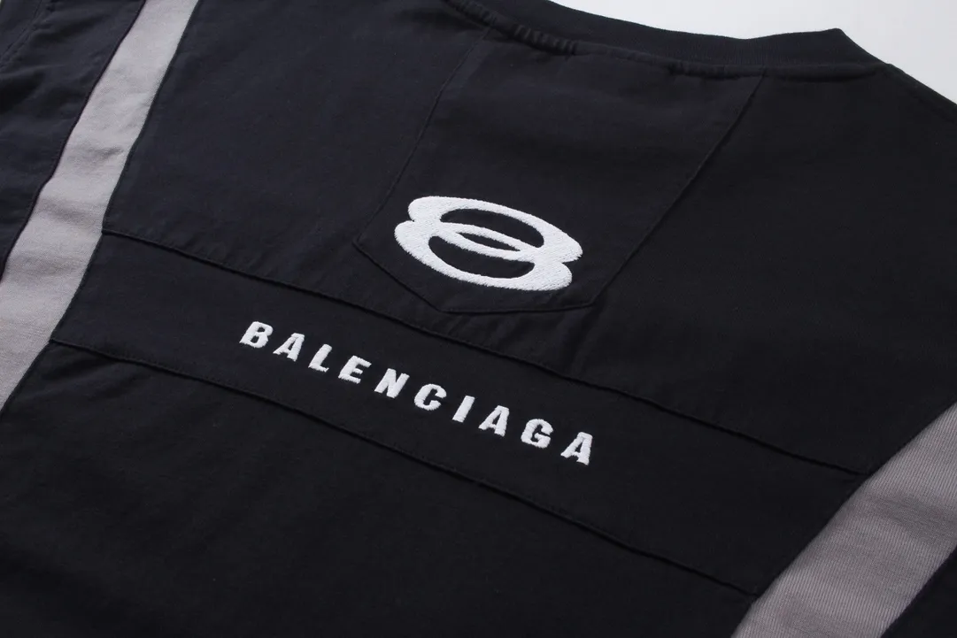 🅿️320 real photos [Top version. Official website quality] BALENCI*GA/Paris BALENCI*GA#2024 latest model, double-ring embroidery on the front and back, multiple stitching, washed short-sleeved T-shirt. Brick cabinet synchronization. Genuine products are developed and developed in the first time. Welcome to compare! Note⚠️ZP is gray-blue, not black. The fabric is made of Paris ZP custom-woven and dyed 100% cotton double-yarn compact cotton. The weight is 260 grams. The cloth surface is clean. The cloth pattern is clear. It is soft and comfortable. It has good color fastness and is not easy to change color. The threads are woven and dyed with no color difference. The double-ring embroidery flower is embroidered with Tajima imported machine, the effect is three-dimensional, the garment is washed, super heavy craftsmanship, the version adopts OS loose shoulder version. Same style for men and women Coding: BL223390 Color: gray blue Size: XS. S. M. L