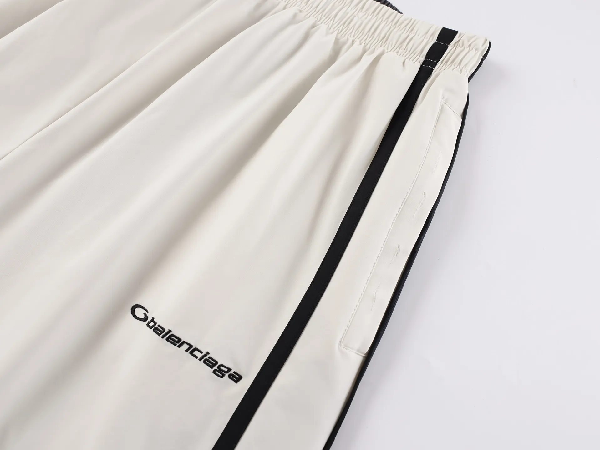 🅿️560 [Exclusive supply] BLCG 25FW contrasting color patchwork trousers The fabric uses high-quality PET sliced polyester fiber as the spinning raw material to ensure that it has stable chemical and physical properties. Using a high-speed spinning process, the PET slices are made into POY (pre-oriented yarn) or FDY (fully drawn yarn) through steps such as melting, filtering and spinneret extrusion. These filament products have high breaking strength, high elastic modulus, excellent heat setting, good resilience and durability. It has the characteristics of heat resistance, light resistance, corrosion resistance, easy washing and quick drying. The facial embroidery uses high-density cotton thread, imported BEHRINGER embroidery logo, splicing design and cutting, which requires manual sewing of threads of the same color. The workmanship is complicated and the time is slow. It adopts the classic washing and aging process and is carefully polished to present a unique whitening effect, showing the retro charm that has accumulated over time. This process is processed through a specific washing method. Size:44-46-48-50
