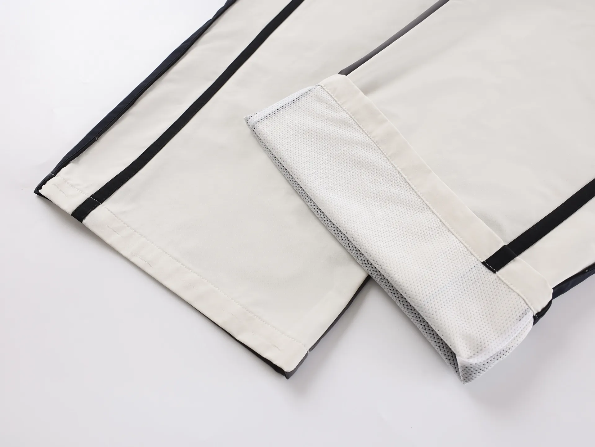 🅿️560 [Exclusive supply] BLCG 25FW contrasting color patchwork trousers The fabric uses high-quality PET sliced polyester fiber as the spinning raw material to ensure that it has stable chemical and physical properties. Using a high-speed spinning process, the PET slices are made into POY (pre-oriented yarn) or FDY (fully drawn yarn) through steps such as melting, filtering and spinneret extrusion. These filament products have high breaking strength, high elastic modulus, excellent heat setting, good resilience and durability. It has the characteristics of heat resistance, light resistance, corrosion resistance, easy washing and quick drying. The facial embroidery uses high-density cotton thread, imported BEHRINGER embroidery logo, splicing design and cutting, which requires manual sewing of threads of the same color. The workmanship is complicated and the time is slow. It adopts the classic washing and aging process and is carefully polished to present a unique whitening effect, showing the retro charm that has accumulated over time. This process is processed through a specific washing method. Size:44-46-48-50