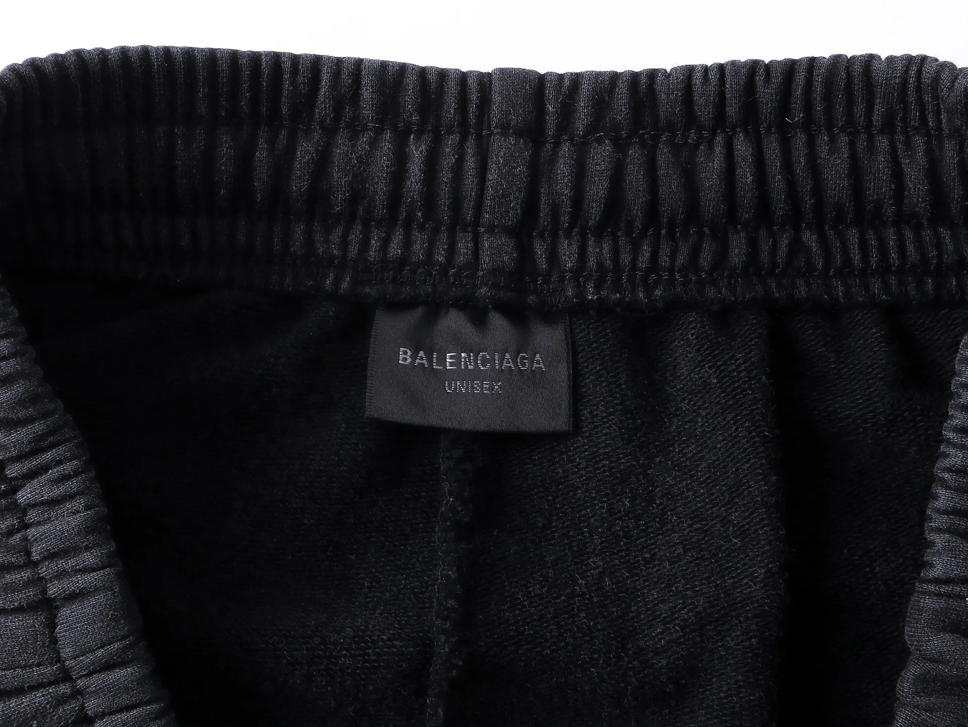 🅿️220 real photos [Top version. Official website quality] BALENCI*GA/Paris. 2025 new model. The wheat ear LOGO embroidery on the front is washed, distressed and frayed shorts. The brick cabinet is synchronized. The original product is developed at the first time, please print and compare! The fabric is made of Paris ZP custom-woven and dyed 100% cotton terry sweatshirt. The weight is 460 grams. The cloth surface is clean. The cloth pattern is clear and the hand feels soft and comfortable. The embroidery is embroidered with an imported Tajima embroidery machine. The letters are clear and the effect is three-dimensional. The version adopts a loose version. Same style for men and women. Code: BL257007 Color: washed black, yellow Size: XS S M L