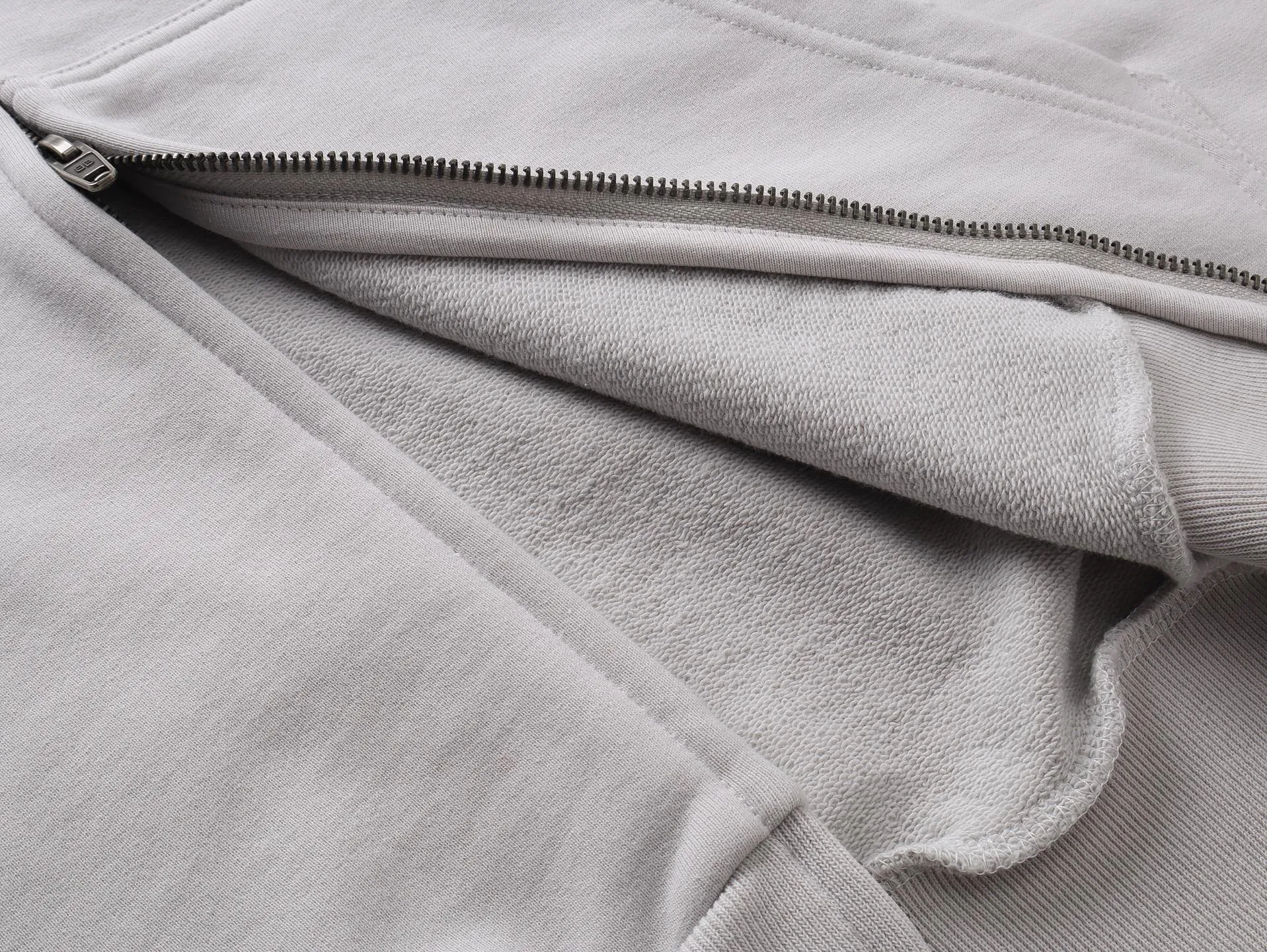 🅿️360 real shots [Top version. Official website quality] BALENCI*G*/25 new autumn and winter style. Washed and distressed hooded zipper cardigan sweatshirt with Paris LOGO embroidered on the front and back. Garments are washed and aged. SS25 latest model. Research and development at the first time, different market currencies. Comparisons welcome. The fabric is made of Paris ZP custom-woven and dyed cotton sweatshirt. Weighing 460 grams, the cloth surface is clean. The cloth pattern is clear, soft and comfortable. The threads are dyed with no color difference. The embroidery is done with embroidery machines imported from Tajima, and the garments are washed and worn to make them look old. Jubie market currency. Welcome to compare. The version adopts OS loose shoulder design. Same style for men and women. Code: BL259936 Color: black, off-white Size: XS S M L