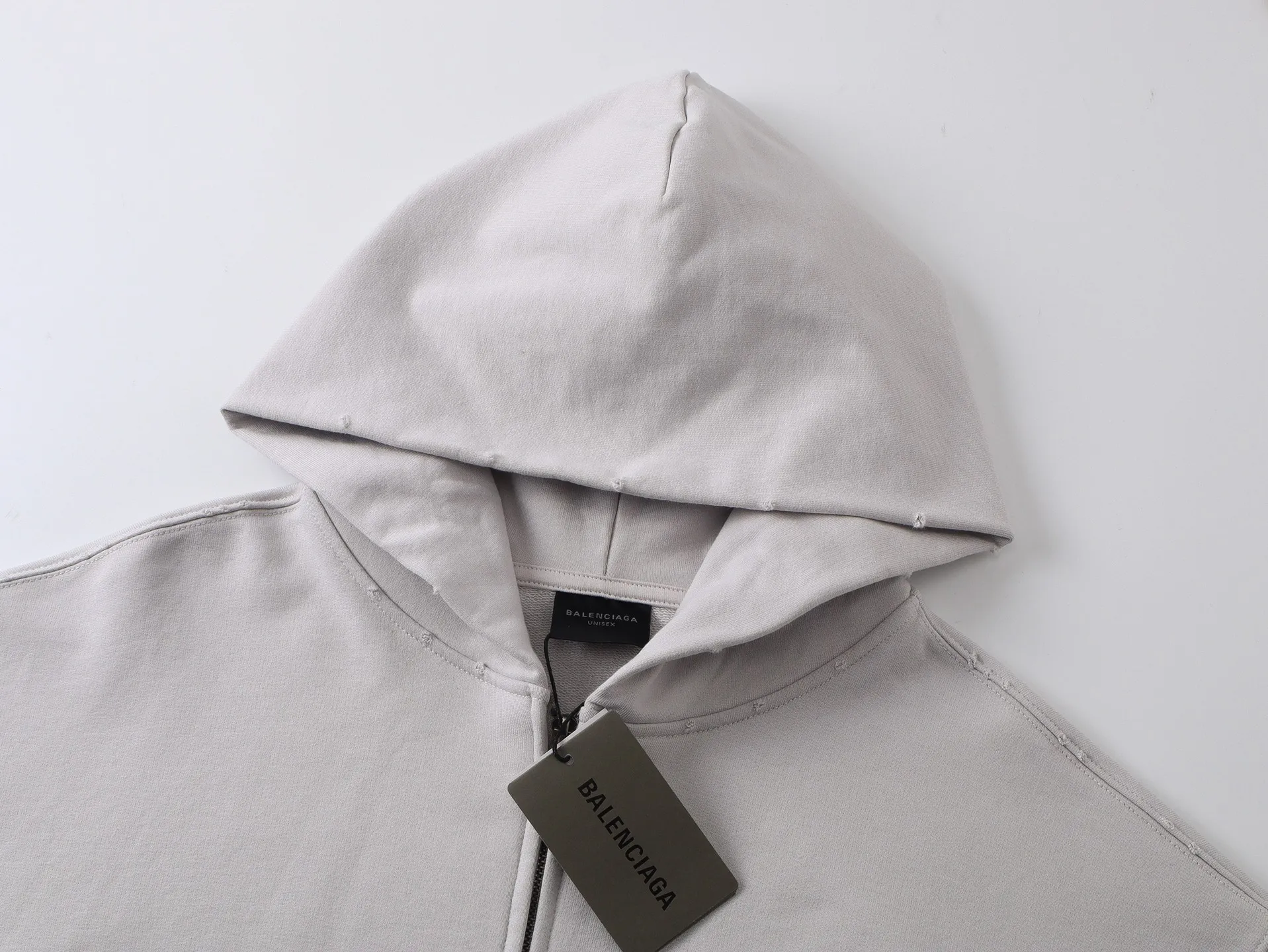 🅿️360 real shots [Top version. Official website quality] BALENCI*G*/25 new autumn and winter style. Washed and distressed hooded zipper cardigan sweatshirt with Paris LOGO embroidered on the front and back. Garments are washed and aged. SS25 latest model. Research and development at the first time, different market currencies. Comparisons welcome. The fabric is made of Paris ZP custom-woven and dyed cotton sweatshirt. Weighing 460 grams, the cloth surface is clean. The cloth pattern is clear, soft and comfortable. The threads are dyed with no color difference. The embroidery is done with embroidery machines imported from Tajima, and the garments are washed and worn to make them look old. Jubie market currency. Welcome to compare. The version adopts OS loose shoulder design. Same style for men and women. Code: BL259936 Color: black, off-white Size: XS S M L