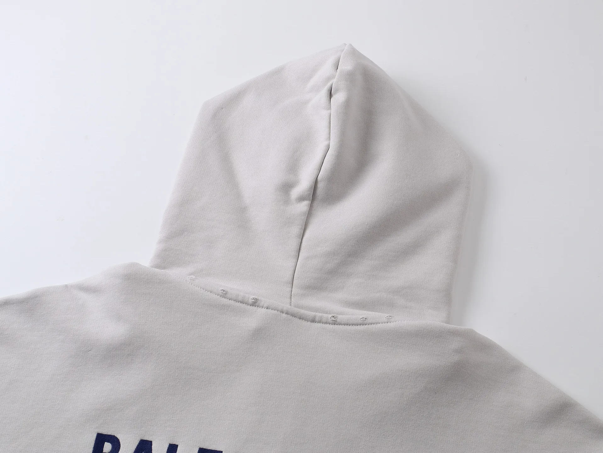 🅿️360 real shots [Top version. Official website quality] BALENCI*G*/25 new autumn and winter style. Washed and distressed hooded zipper cardigan sweatshirt with Paris LOGO embroidered on the front and back. Garments are washed and aged. SS25 latest model. Research and development at the first time, different market currencies. Comparisons welcome. The fabric is made of Paris ZP custom-woven and dyed cotton sweatshirt. Weighing 460 grams, the cloth surface is clean. The cloth pattern is clear, soft and comfortable. The threads are dyed with no color difference. The embroidery is done with embroidery machines imported from Tajima, and the garments are washed and worn to make them look old. Jubie market currency. Welcome to compare. The version adopts OS loose shoulder design. Same style for men and women. Code: BL259936 Color: black, off-white Size: XS S M L