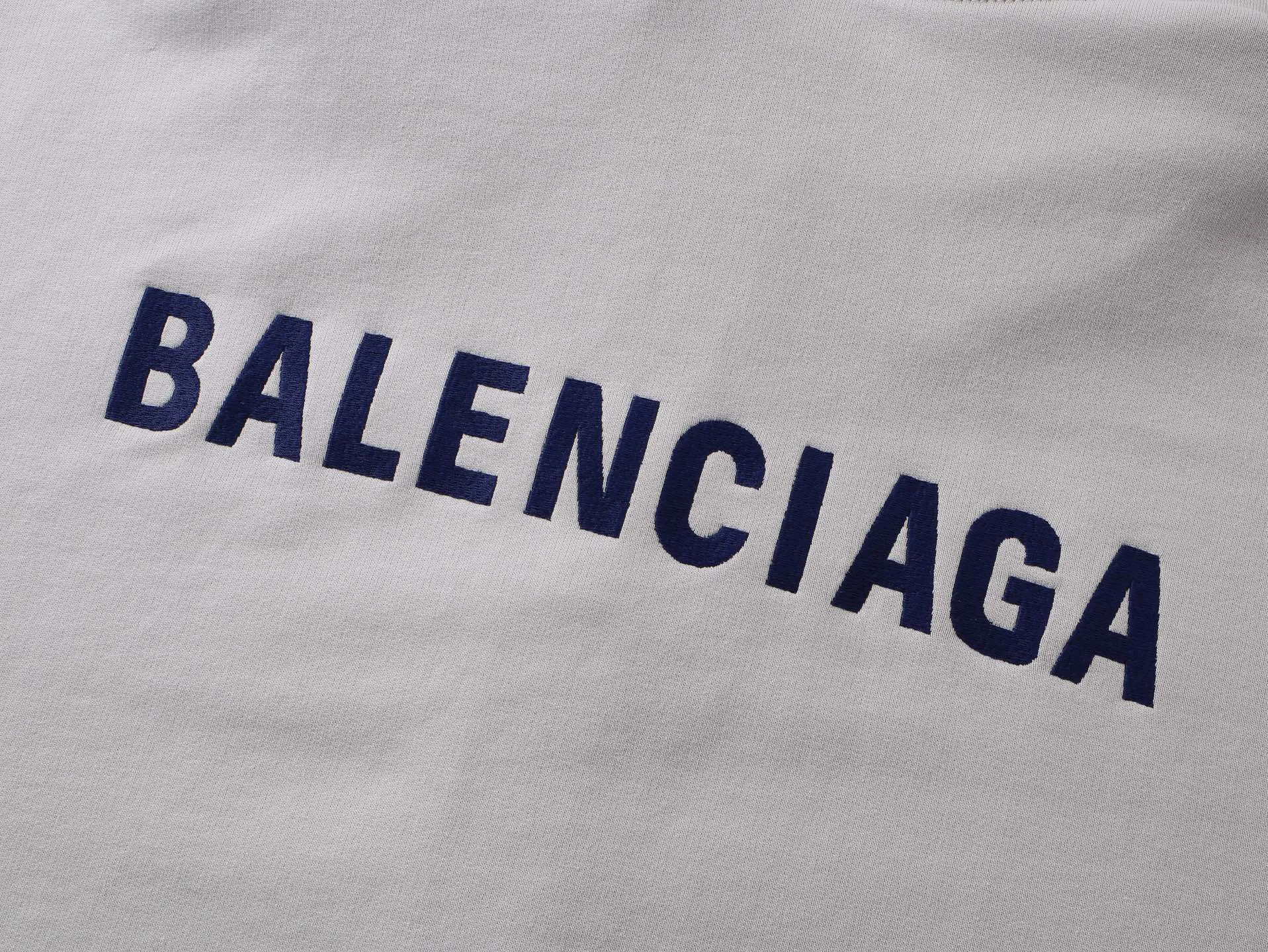 🅿️360 real shots [Top version. Official website quality] BALENCI*G*/25 new autumn and winter style. Washed and distressed hooded zipper cardigan sweatshirt with Paris LOGO embroidered on the front and back. Garments are washed and aged. SS25 latest model. Research and development at the first time, different market currencies. Comparisons welcome. The fabric is made of Paris ZP custom-woven and dyed cotton sweatshirt. Weighing 460 grams, the cloth surface is clean. The cloth pattern is clear, soft and comfortable. The threads are dyed with no color difference. The embroidery is done with embroidery machines imported from Tajima, and the garments are washed and worn to make them look old. Jubie market currency. Welcome to compare. The version adopts OS loose shoulder design. Same style for men and women. Code: BL259936 Color: black, off-white Size: XS S M L