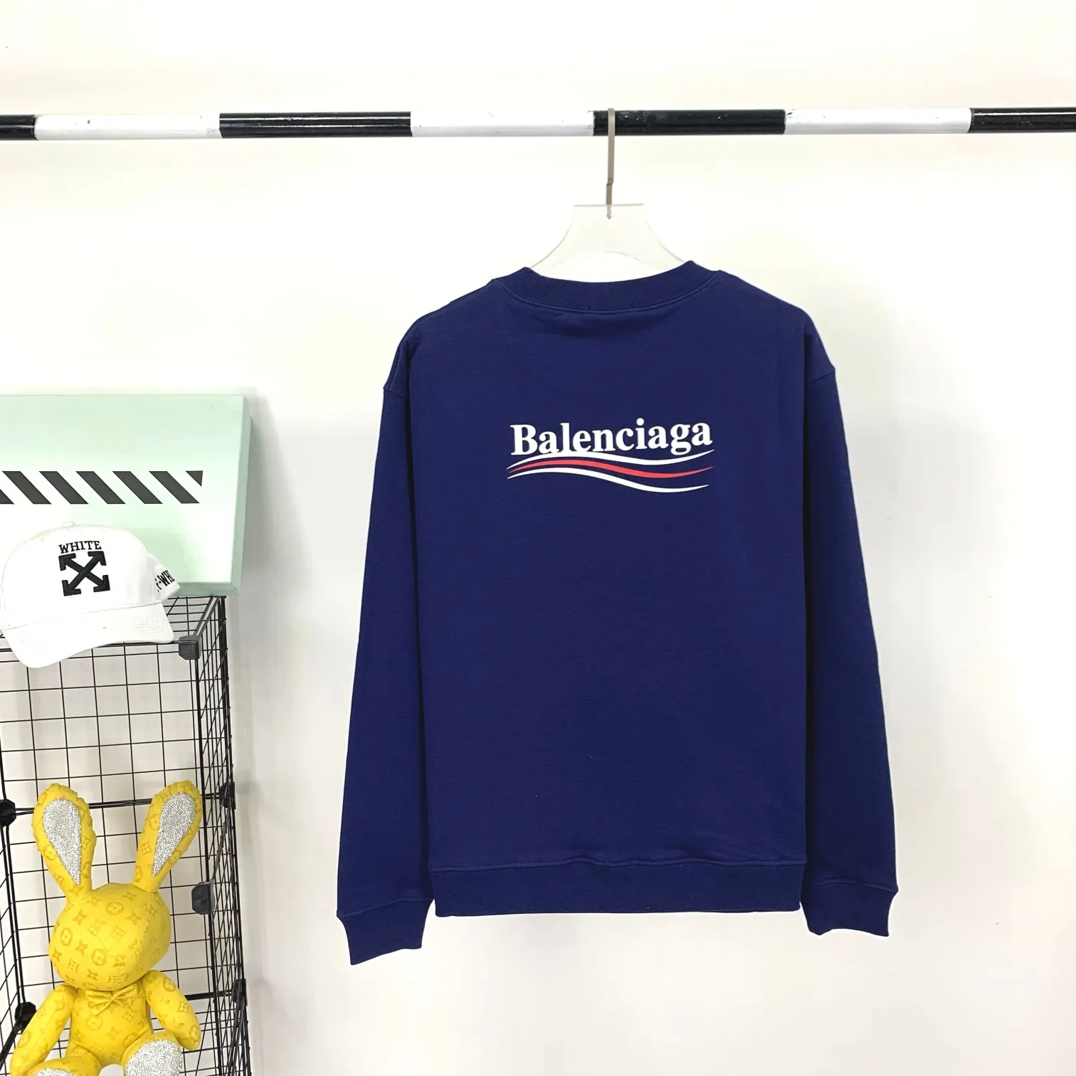 Spring and autumn top-notch proven version of Balenciaga's classic loose-fitting unisex pure cotton round-neck sweatshirt. Custom-made fabrics and printed accessories are reproduced one-to-one. The fabric surface is treated with dust-free woolen craftsmanship, and the shoulder and chain seams are made of 0.8cm bundled strips inside. The special machine-edged double chain-wrapped thread-stitched pure cotton is here to explain why mine is dozens of yuan more expensive than others: 1. Each model is produced by the company. The details of the workmanship and fabrics are consistent with the original ones. There is no color difference between the ones at the counters. Guaranteed no color difference. Replicas are not scary. Whoever is fake is embarrassed. It’s not shameful to make a replica, it’s shameful if you can’t buy the correct version if you make a replica. All of my series can be found in all major places and will be absolutely stunning!  2. The fabric is made of 460 Paris special fabric. No one can make it better than mine. There is really no way to compare with the ordinary version on the market. Respect it. It is authentic and costs thousands of dollars. Don’t go for the quality of street stalls. 3. The workmanship is fully restored and the packaging is fully restored. 4. I guarantee here that this is the highest quality you can find. Size: XS-L Color: haze blue, navy blue, white P:350