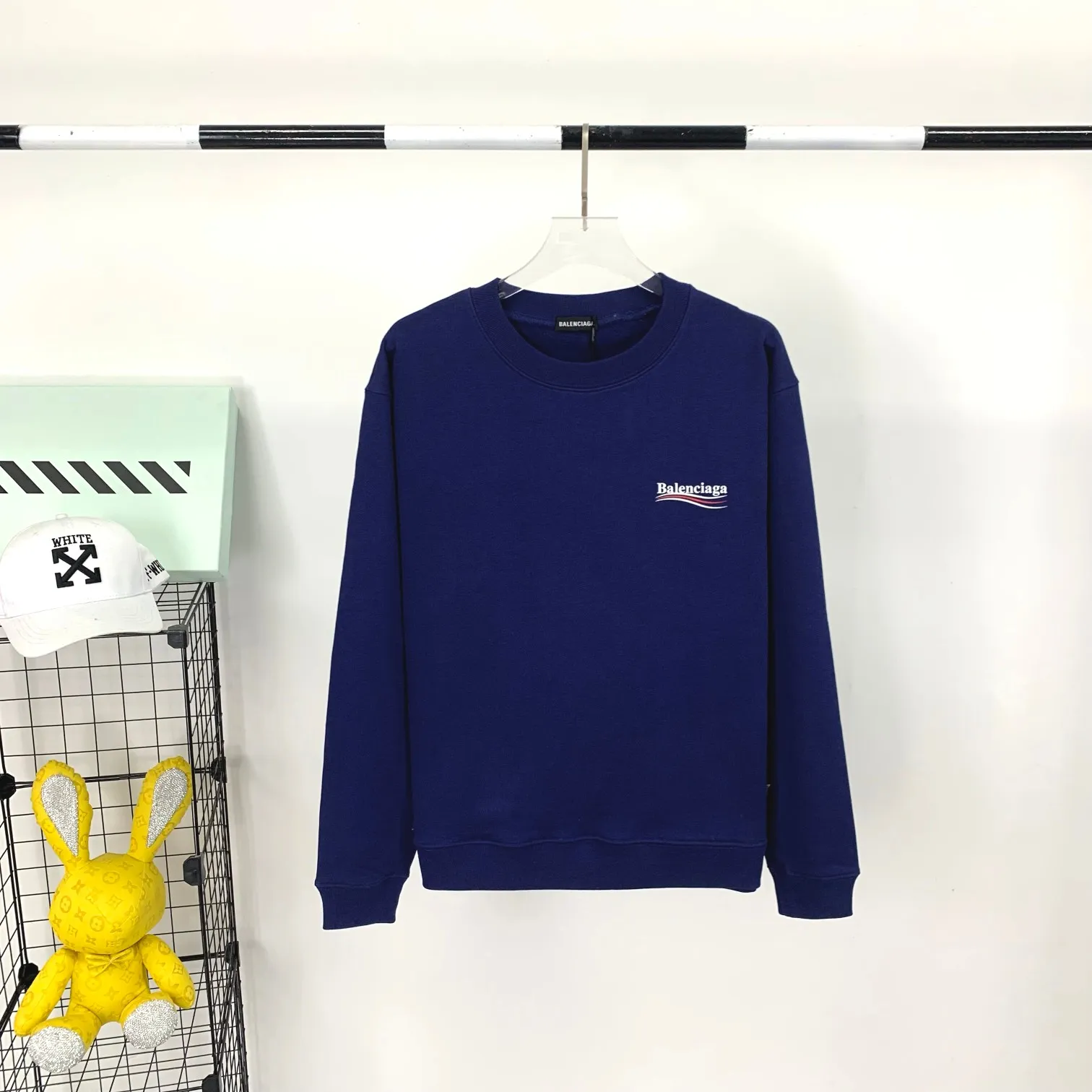 Spring and autumn top-notch proven version of Balenciaga's classic loose-fitting unisex pure cotton round-neck sweatshirt. Custom-made fabrics and printed accessories are reproduced one-to-one. The fabric surface is treated with dust-free woolen craftsmanship, and the shoulder and chain seams are made of 0.8cm bundled strips inside. The special machine-edged double chain-wrapped thread-stitched pure cotton is here to explain why mine is dozens of yuan more expensive than others: 1. Each model is produced by the company. The details of the workmanship and fabrics are consistent with the original ones. There is no color difference between the ones at the counters. Guaranteed no color difference. Replicas are not scary. Whoever is fake is embarrassed. It’s not shameful to make a replica, it’s shameful if you can’t buy the correct version if you make a replica. All of my series can be found in all major places and will be absolutely stunning!  2. The fabric is made of 460 Paris special fabric. No one can make it better than mine. There is really no way to compare with the ordinary version on the market. Respect it. It is authentic and costs thousands of dollars. Don’t go for the quality of street stalls. 3. The workmanship is fully restored and the packaging is fully restored. 4. I guarantee here that this is the highest quality you can find. Size: XS-L Color: haze blue, navy blue, white P:350