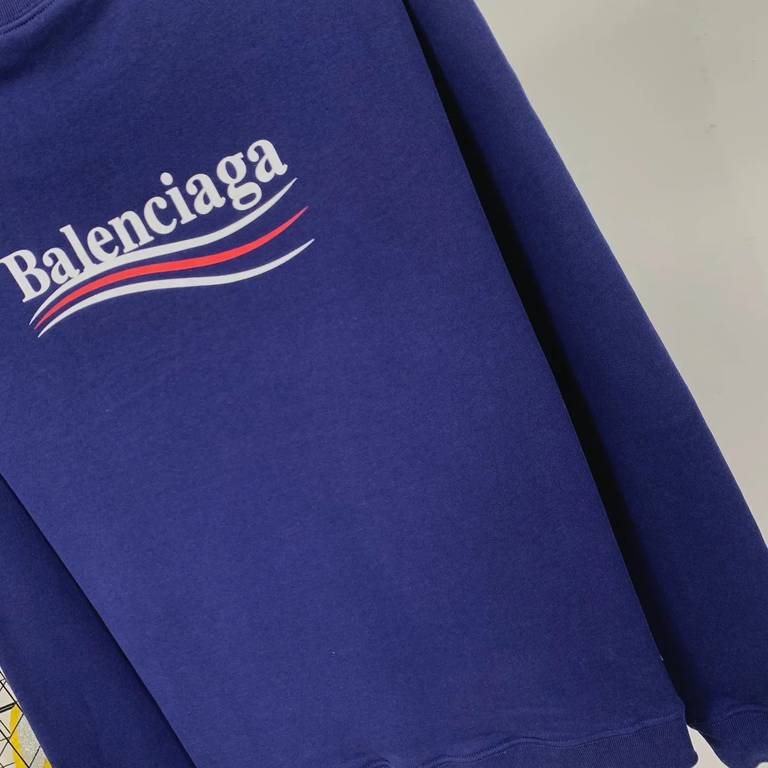 Spring and autumn top-notch proven version of Balenciaga's classic loose-fitting unisex pure cotton round-neck sweatshirt. Custom-made fabrics and printed accessories are reproduced one-to-one. The fabric surface is treated with dust-free woolen craftsmanship, and the shoulder and chain seams are made of 0.8cm bundled strips inside. The special machine-edged double chain-wrapped thread-stitched pure cotton is here to explain why mine is dozens of yuan more expensive than others: 1. Each model is produced by the company. The details of the workmanship and fabrics are consistent with the original ones. There is no color difference between the ones at the counters. Guaranteed no color difference. Replicas are not scary. Whoever is fake is embarrassed. It’s not shameful to make a replica, it’s shameful if you can’t buy the correct version if you make a replica. All of my series can be found in all major places and will be absolutely stunning!  2. The fabric is made of 460 Paris special fabric. No one can make it better than mine. There is really no way to compare with the ordinary version on the market. Respect it. It is authentic and costs thousands of dollars. Don’t go for the quality of street stalls. 3. The workmanship is fully restored and the packaging is fully restored. 4. I guarantee here that this is the highest quality you can find. Size: XS-L Color: haze blue, navy blue, white P:350