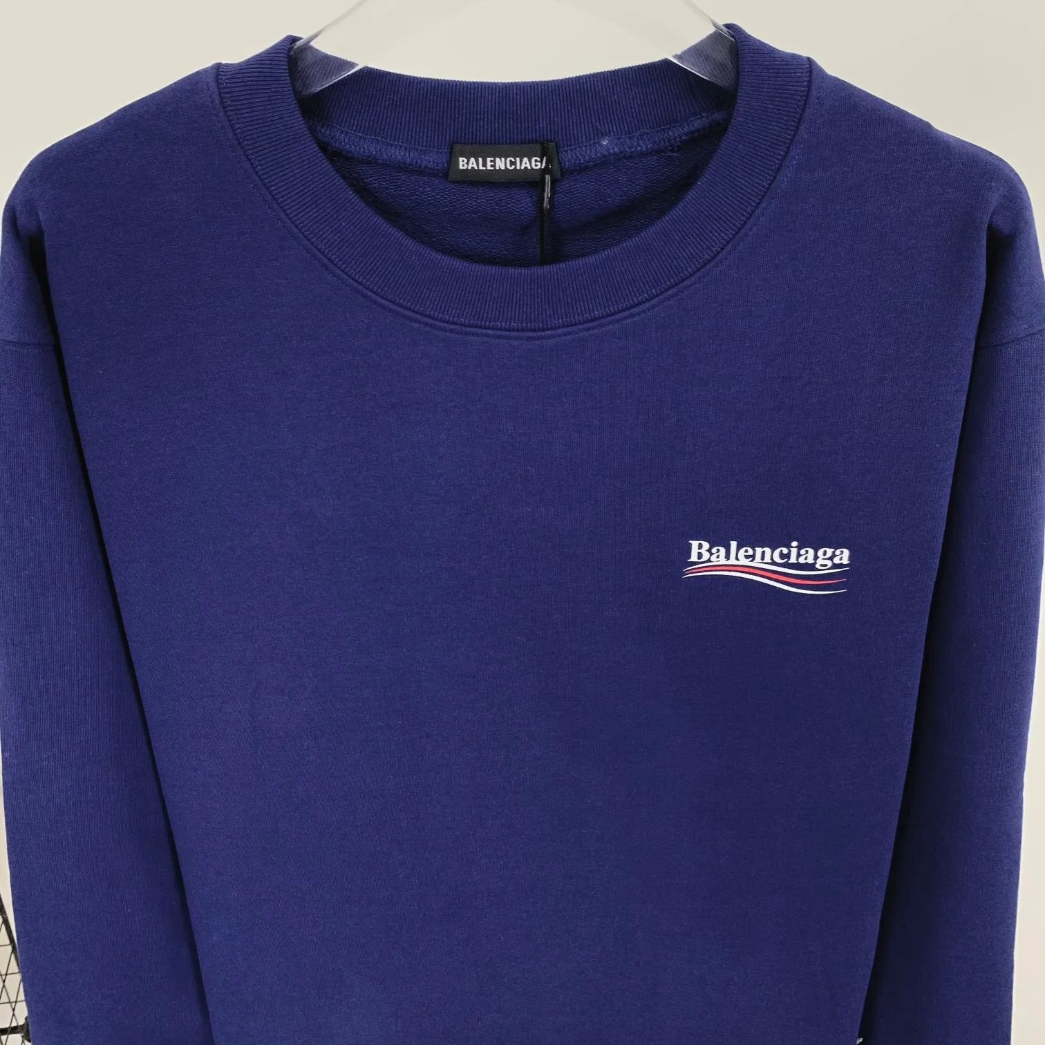 Spring and autumn top-notch proven version of Balenciaga's classic loose-fitting unisex pure cotton round-neck sweatshirt. Custom-made fabrics and printed accessories are reproduced one-to-one. The fabric surface is treated with dust-free woolen craftsmanship, and the shoulder and chain seams are made of 0.8cm bundled strips inside. The special machine-edged double chain-wrapped thread-stitched pure cotton is here to explain why mine is dozens of yuan more expensive than others: 1. Each model is produced by the company. The details of the workmanship and fabrics are consistent with the original ones. There is no color difference between the ones at the counters. Guaranteed no color difference. Replicas are not scary. Whoever is fake is embarrassed. It’s not shameful to make a replica, it’s shameful if you can’t buy the correct version if you make a replica. All of my series can be found in all major places and will be absolutely stunning!  2. The fabric is made of 460 Paris special fabric. No one can make it better than mine. There is really no way to compare with the ordinary version on the market. Respect it. It is authentic and costs thousands of dollars. Don’t go for the quality of street stalls. 3. The workmanship is fully restored and the packaging is fully restored. 4. I guarantee here that this is the highest quality you can find. Size: XS-L Color: haze blue, navy blue, white P:350