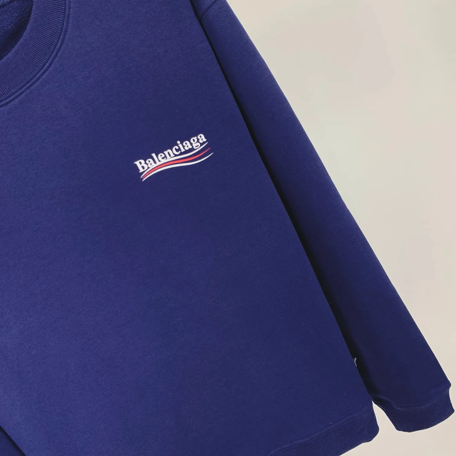 Spring and autumn top-notch proven version of Balenciaga's classic loose-fitting unisex pure cotton round-neck sweatshirt. Custom-made fabrics and printed accessories are reproduced one-to-one. The fabric surface is treated with dust-free woolen craftsmanship, and the shoulder and chain seams are made of 0.8cm bundled strips inside. The special machine-edged double chain-wrapped thread-stitched pure cotton is here to explain why mine is dozens of yuan more expensive than others: 1. Each model is produced by the company. The details of the workmanship and fabrics are consistent with the original ones. There is no color difference between the ones at the counters. Guaranteed no color difference. Replicas are not scary. Whoever is fake is embarrassed. It’s not shameful to make a replica, it’s shameful if you can’t buy the correct version if you make a replica. All of my series can be found in all major places and will be absolutely stunning!  2. The fabric is made of 460 Paris special fabric. No one can make it better than mine. There is really no way to compare with the ordinary version on the market. Respect it. It is authentic and costs thousands of dollars. Don’t go for the quality of street stalls. 3. The workmanship is fully restored and the packaging is fully restored. 4. I guarantee here that this is the highest quality you can find. Size: XS-L Color: haze blue, navy blue, white P:350