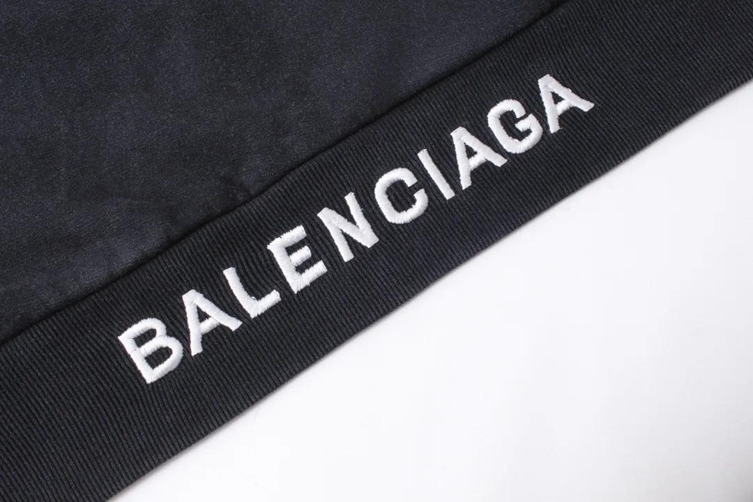 🅿️310 Detailed picture [Top version. Official website quality] BALENCI*GA/Paris BALENCI*GA#Valentine's Day. Limited to the latest model, 520 love printed ribbed embroidery LOGO hooded sweatshirt on the back. Brick cabinet synchronization. The fabric is made of Paris ZP custom-woven and dyed cotton double yarn large sweatshirt. The weight is 450 grams, the cloth surface is clean. The cloth texture is clear. Soft and comfortable. The color fastness is good. It is not easy to change color. The threads are woven and dyed with no color difference. The printing is done by computer direct printing, with ribbed embroidery on the back for a three-dimensional effect. The version adopts OS loose shoulder style. Same style for men and women. Code: BL238028 Color: washed black, off-white. Size: XS S M L