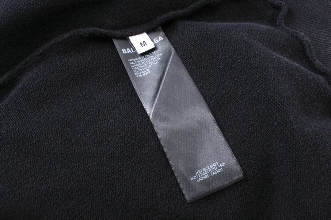 🅿️310 Detailed picture [Top version. Official website quality] BALENCI*GA/Paris BALENCI*GA#Valentine's Day. Limited to the latest model, 520 love printed ribbed embroidery LOGO hooded sweatshirt on the back. Brick cabinet synchronization. The fabric is made of Paris ZP custom-woven and dyed cotton double yarn large sweatshirt. The weight is 450 grams, the cloth surface is clean. The cloth texture is clear. Soft and comfortable. The color fastness is good. It is not easy to change color. The threads are woven and dyed with no color difference. The printing is done by computer direct printing, with ribbed embroidery on the back for a three-dimensional effect. The version adopts OS loose shoulder style. Same style for men and women. Code: BL238028 Color: washed black, off-white. Size: XS S M L