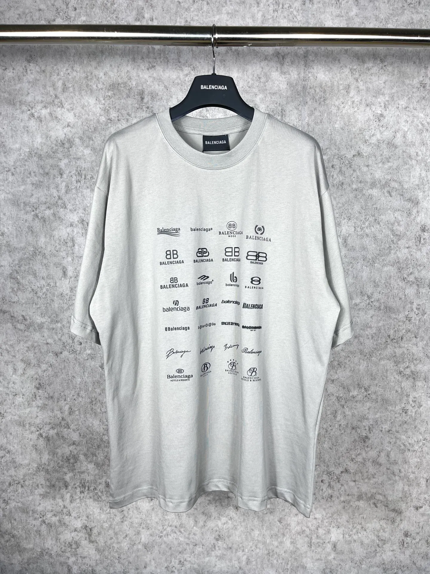 🅿️170 real photos [Top version. Official website quality] BALENCI*GA/Paris BALENCI*GA# 2023 spring and summer new style, printed with classic LOGO collection short-sleeved T-shirt. 2023 spring and summer new product. Brick cabinet synchronization. The fabric is made of Paris ZP custom-woven and dyed 100% cotton double yarn compact cotton. The weight is 260 grams, the cloth surface is clean. The cloth texture is clear. Soft and comfortable. Good color fastness. Not easy to change color. The threads are woven and dyed with no color difference. The printing uses imported environmentally friendly rubber paddles, precision stencils, fine LOGO letters, clear letters, no burrs, and a three-dimensional effect. Restore brick cabinet. The version adopts OS loose shoulder version. Same style for men and women. Code: BL223071 Color: black, beige, pink, smoky gray, white. Size: XS to L