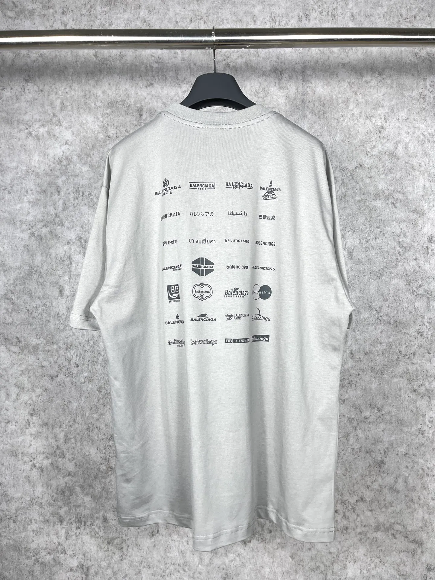🅿️170 real photos [Top version. Official website quality] BALENCI*GA/Paris BALENCI*GA# 2023 spring and summer new style, printed with classic LOGO collection short-sleeved T-shirt. 2023 spring and summer new product. Brick cabinet synchronization. The fabric is made of Paris ZP custom-woven and dyed 100% cotton double yarn compact cotton. The weight is 260 grams, the cloth surface is clean. The cloth texture is clear. Soft and comfortable. Good color fastness. Not easy to change color. The threads are woven and dyed with no color difference. The printing uses imported environmentally friendly rubber paddles, precision stencils, fine LOGO letters, clear letters, no burrs, and a three-dimensional effect. Restore brick cabinet. The version adopts OS loose shoulder version. Same style for men and women. Code: BL223071 Color: black, beige, pink, smoky gray, white. Size: XS to L