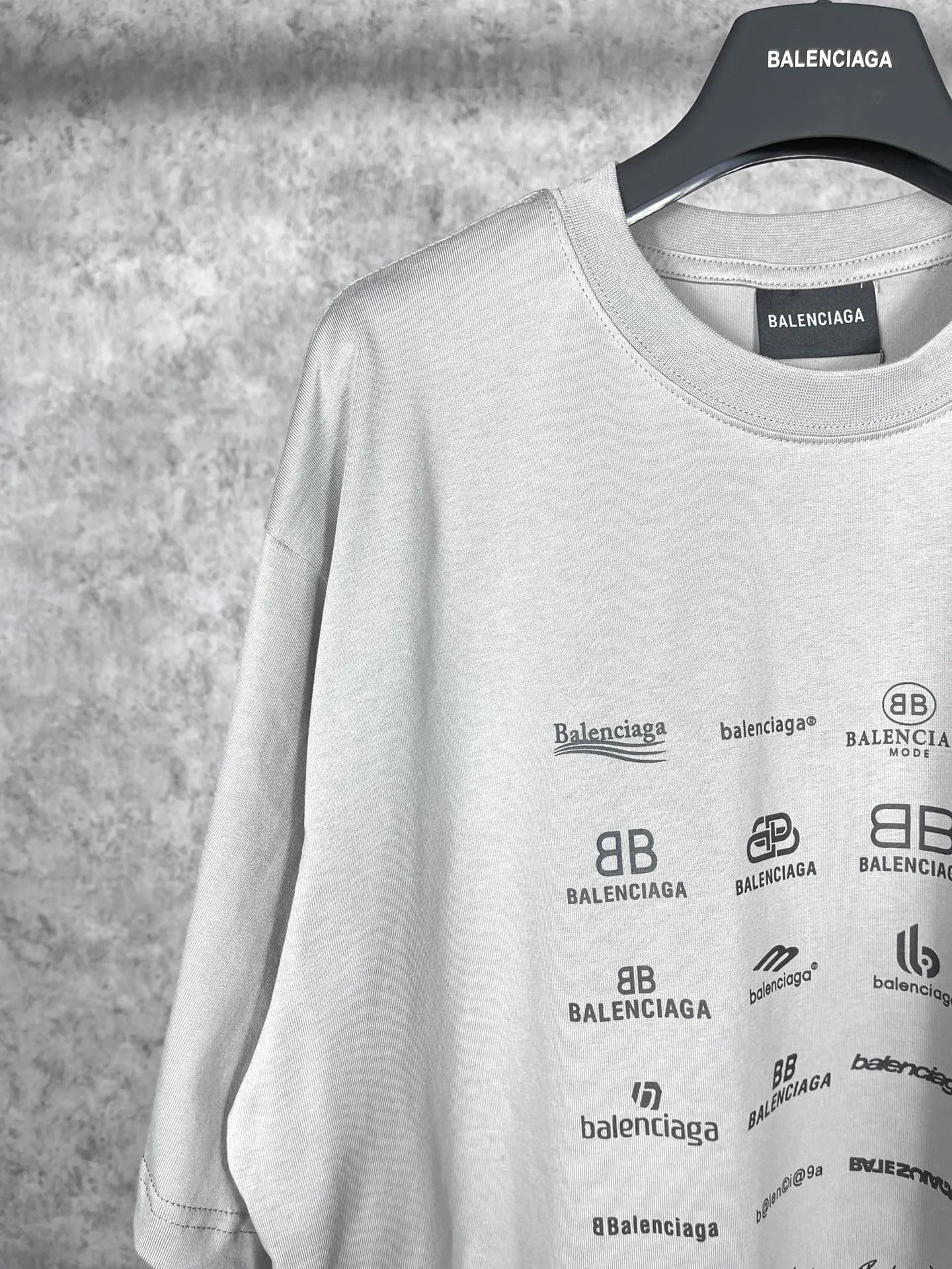 🅿️170 real photos [Top version. Official website quality] BALENCI*GA/Paris BALENCI*GA# 2023 spring and summer new style, printed with classic LOGO collection short-sleeved T-shirt. 2023 spring and summer new product. Brick cabinet synchronization. The fabric is made of Paris ZP custom-woven and dyed 100% cotton double yarn compact cotton. The weight is 260 grams, the cloth surface is clean. The cloth texture is clear. Soft and comfortable. Good color fastness. Not easy to change color. The threads are woven and dyed with no color difference. The printing uses imported environmentally friendly rubber paddles, precision stencils, fine LOGO letters, clear letters, no burrs, and a three-dimensional effect. Restore brick cabinet. The version adopts OS loose shoulder version. Same style for men and women. Code: BL223071 Color: black, beige, pink, smoky gray, white. Size: XS to L