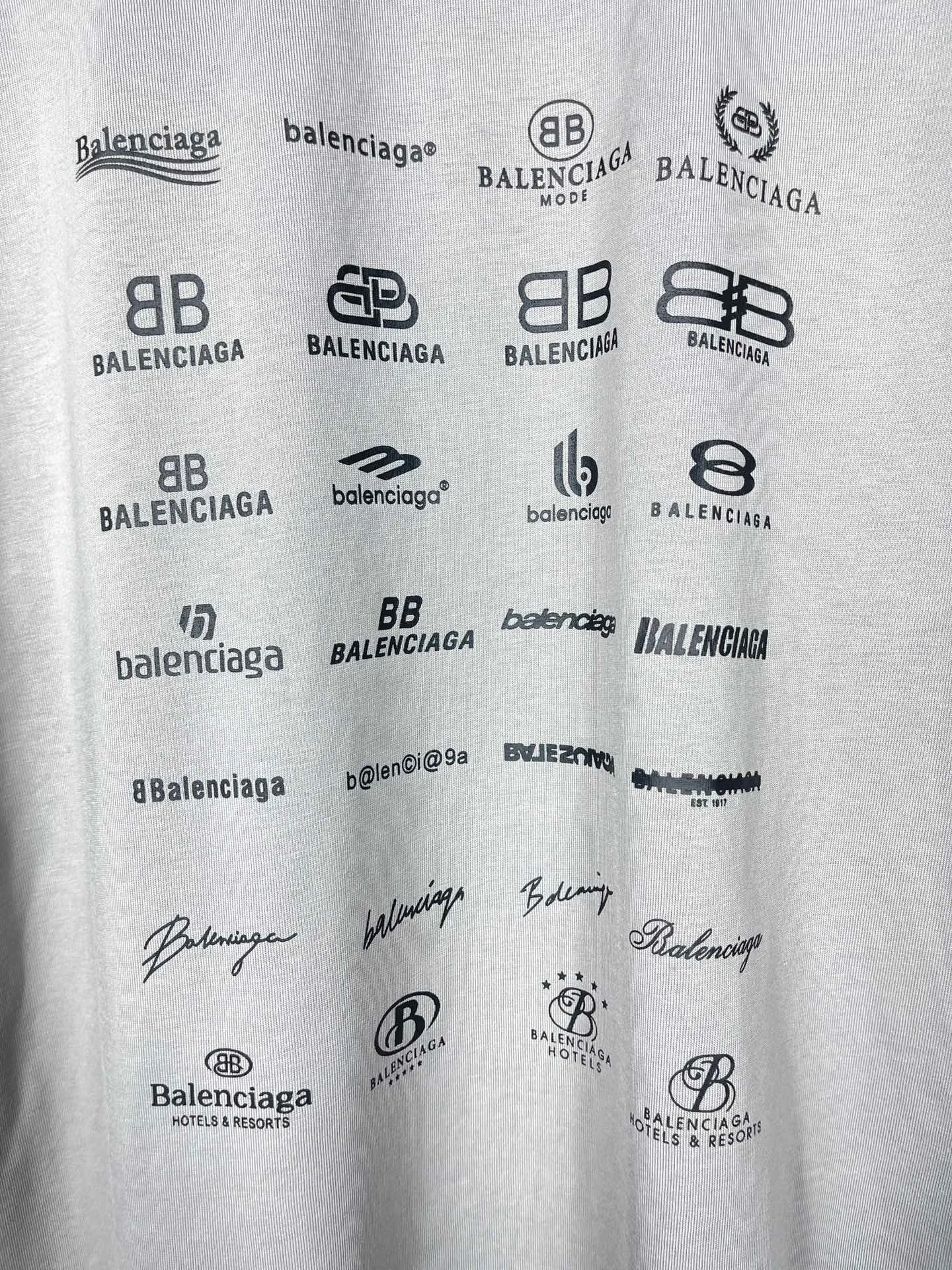 🅿️170 real photos [Top version. Official website quality] BALENCI*GA/Paris BALENCI*GA# 2023 spring and summer new style, printed with classic LOGO collection short-sleeved T-shirt. 2023 spring and summer new product. Brick cabinet synchronization. The fabric is made of Paris ZP custom-woven and dyed 100% cotton double yarn compact cotton. The weight is 260 grams, the cloth surface is clean. The cloth texture is clear. Soft and comfortable. Good color fastness. Not easy to change color. The threads are woven and dyed with no color difference. The printing uses imported environmentally friendly rubber paddles, precision stencils, fine LOGO letters, clear letters, no burrs, and a three-dimensional effect. Restore brick cabinet. The version adopts OS loose shoulder version. Same style for men and women. Code: BL223071 Color: black, beige, pink, smoky gray, white. Size: XS to L