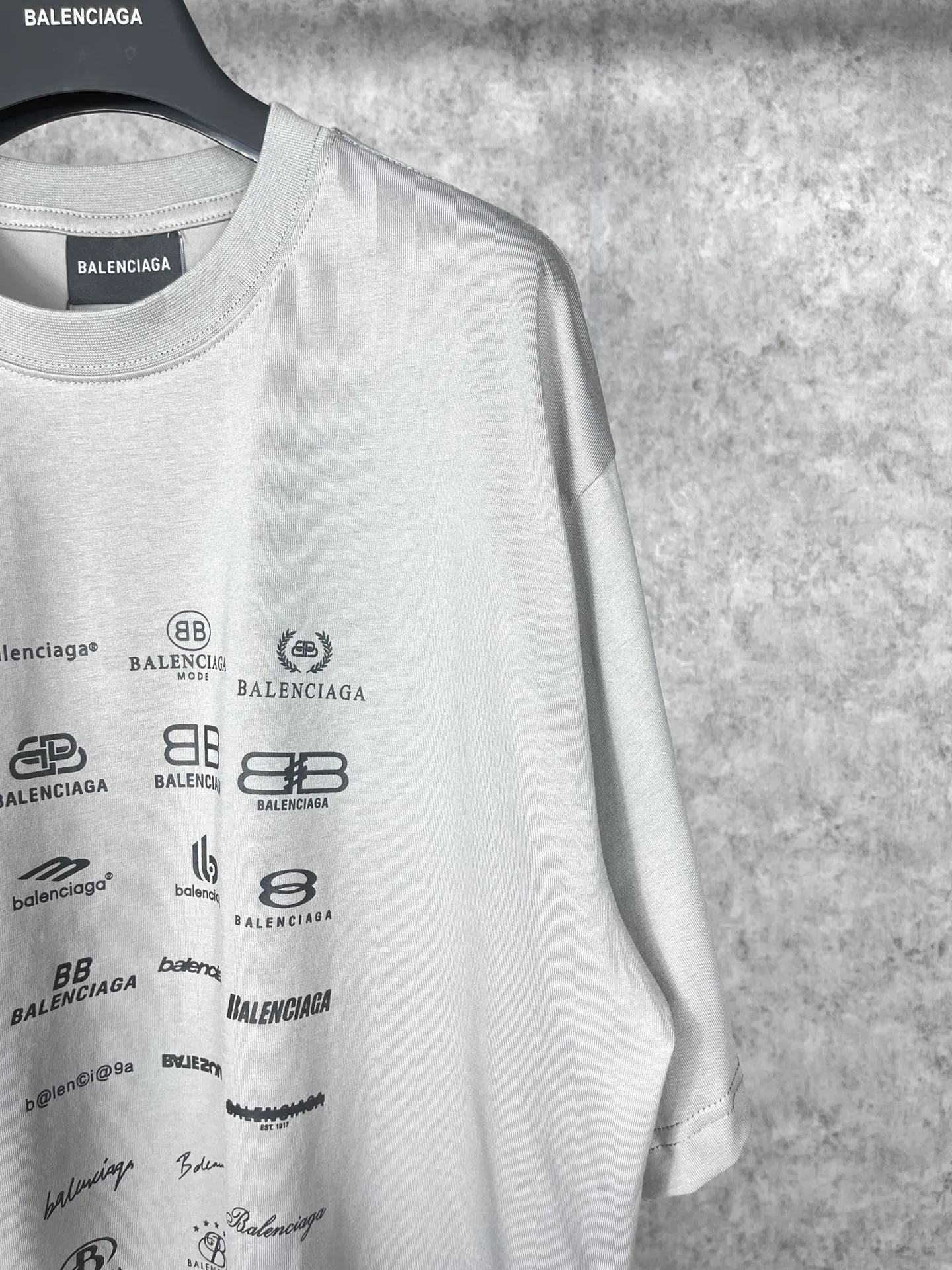 🅿️170 real photos [Top version. Official website quality] BALENCI*GA/Paris BALENCI*GA# 2023 spring and summer new style, printed with classic LOGO collection short-sleeved T-shirt. 2023 spring and summer new product. Brick cabinet synchronization. The fabric is made of Paris ZP custom-woven and dyed 100% cotton double yarn compact cotton. The weight is 260 grams, the cloth surface is clean. The cloth texture is clear. Soft and comfortable. Good color fastness. Not easy to change color. The threads are woven and dyed with no color difference. The printing uses imported environmentally friendly rubber paddles, precision stencils, fine LOGO letters, clear letters, no burrs, and a three-dimensional effect. Restore brick cabinet. The version adopts OS loose shoulder version. Same style for men and women. Code: BL223071 Color: black, beige, pink, smoky gray, white. Size: XS to L