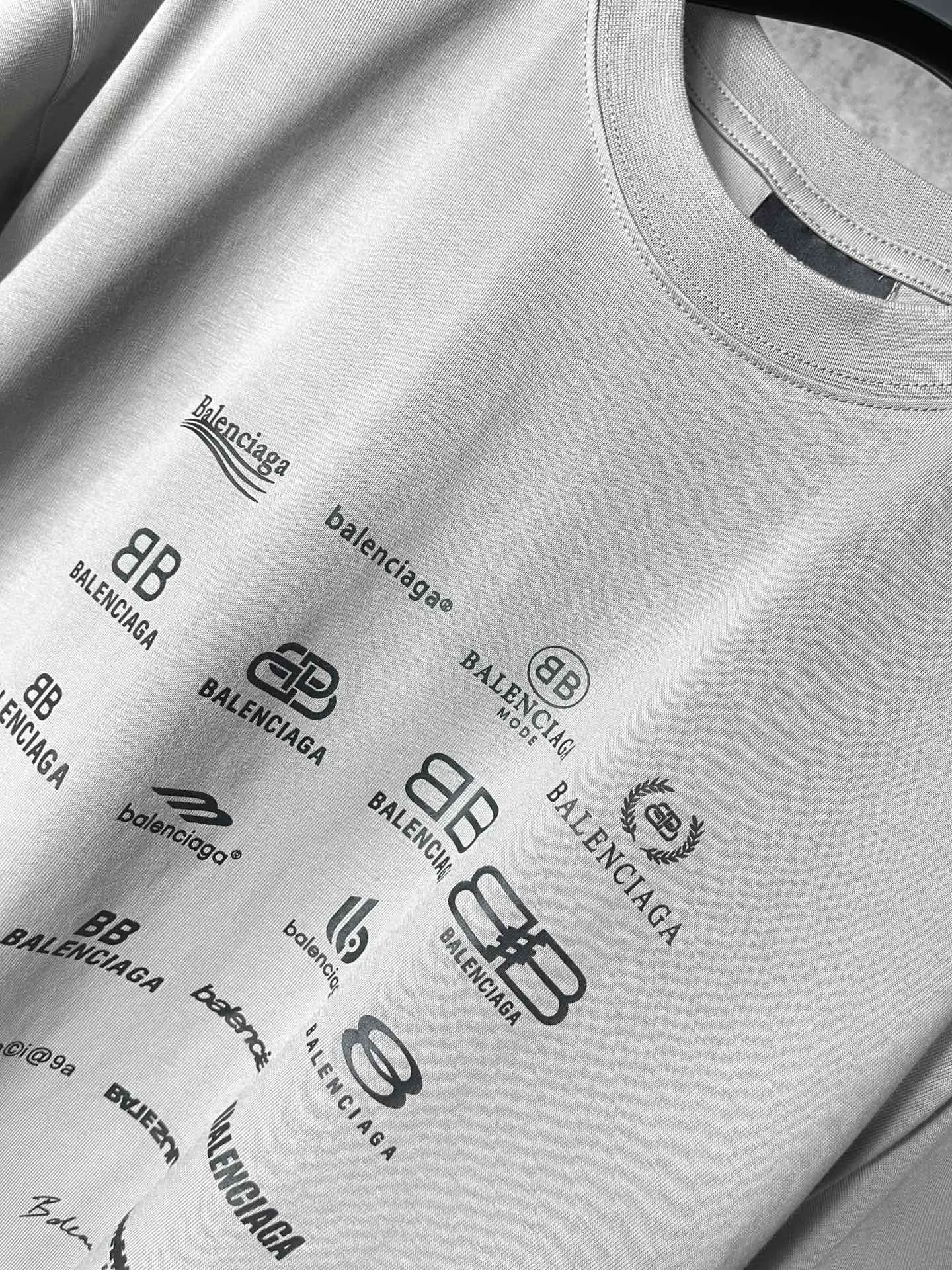🅿️170 real photos [Top version. Official website quality] BALENCI*GA/Paris BALENCI*GA# 2023 spring and summer new style, printed with classic LOGO collection short-sleeved T-shirt. 2023 spring and summer new product. Brick cabinet synchronization. The fabric is made of Paris ZP custom-woven and dyed 100% cotton double yarn compact cotton. The weight is 260 grams, the cloth surface is clean. The cloth texture is clear. Soft and comfortable. Good color fastness. Not easy to change color. The threads are woven and dyed with no color difference. The printing uses imported environmentally friendly rubber paddles, precision stencils, fine LOGO letters, clear letters, no burrs, and a three-dimensional effect. Restore brick cabinet. The version adopts OS loose shoulder version. Same style for men and women. Code: BL223071 Color: black, beige, pink, smoky gray, white. Size: XS to L
