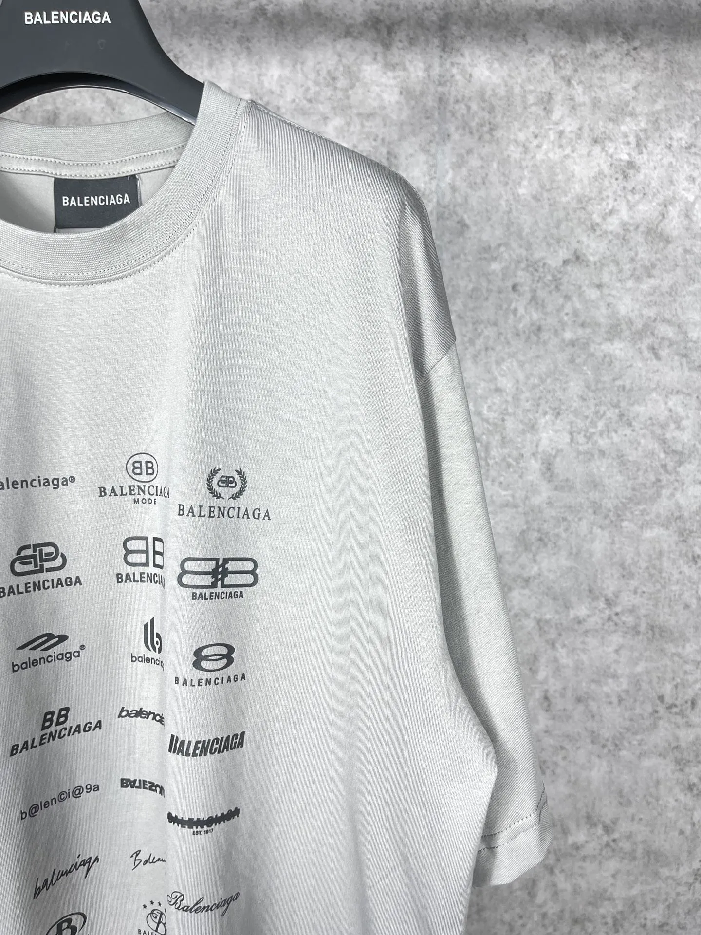 🅿️170 real photos [Top version. Official website quality] BALENCI*GA/Paris BALENCI*GA# 2023 spring and summer new style, printed with classic LOGO collection short-sleeved T-shirt. 2023 spring and summer new product. Brick cabinet synchronization. The fabric is made of Paris ZP custom-woven and dyed 100% cotton double yarn compact cotton. The weight is 260 grams, the cloth surface is clean. The cloth texture is clear. Soft and comfortable. Good color fastness. Not easy to change color. The threads are woven and dyed with no color difference. The printing uses imported environmentally friendly rubber paddles, precision stencils, fine LOGO letters, clear letters, no burrs, and a three-dimensional effect. Restore brick cabinet. The version adopts OS loose shoulder version. Same style for men and women. Code: BL223071 Color: black, beige, pink, smoky gray, white. Size: XS to L