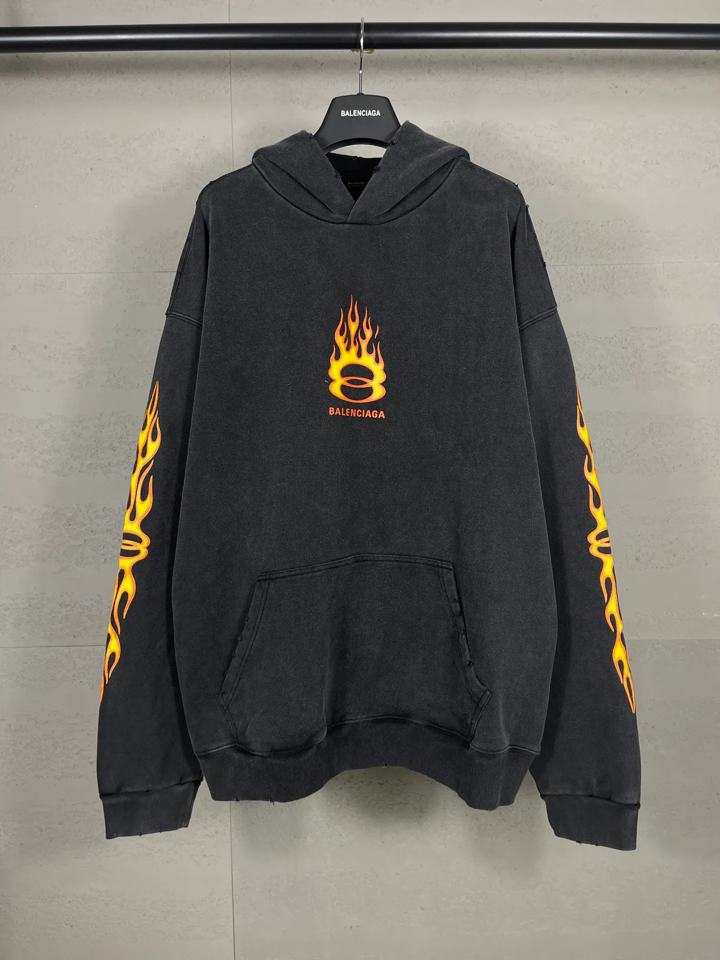 🅿️350 real photos [Top version. Official website quality] BALENCI*GA/Paris#.2024#Double Ring# Flame Direct Injection Printed Washed and Distressed Hooded Sweatshirt 2024 New Style. Genuine product developed at the first time, widely used in the market. Happy printing comparison! The fabric is made of Paris ZP custom-woven and dyed cotton sweatshirt. Weighing 460 grams, the cloth surface is clean. The cloth pattern is clear, soft and comfortable. The threads are dyed with no color difference. The printing uses environmentally friendly imported materials for direct printing, with clear patterns and three-dimensional effects. The entire garment is washed, distressed and worn. The version adopts OS loose shoulder design. Same style for men and women. Code: BL238937 Color: washed black Size: XS S M L