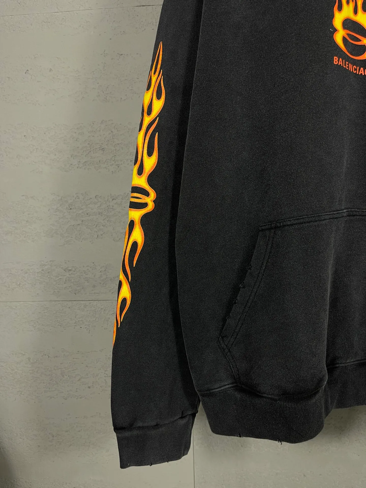 🅿️350 real photos [Top version. Official website quality] BALENCI*GA/Paris#.2024#Double Ring# Flame Direct Injection Printed Washed and Distressed Hooded Sweatshirt 2024 New Style. Genuine product developed at the first time, widely used in the market. Happy printing comparison! The fabric is made of Paris ZP custom-woven and dyed cotton sweatshirt. Weighing 460 grams, the cloth surface is clean. The cloth pattern is clear, soft and comfortable. The threads are dyed with no color difference. The printing uses environmentally friendly imported materials for direct printing, with clear patterns and three-dimensional effects. The entire garment is washed, distressed and worn. The version adopts OS loose shoulder design. Same style for men and women. Code: BL238937 Color: washed black Size: XS S M L