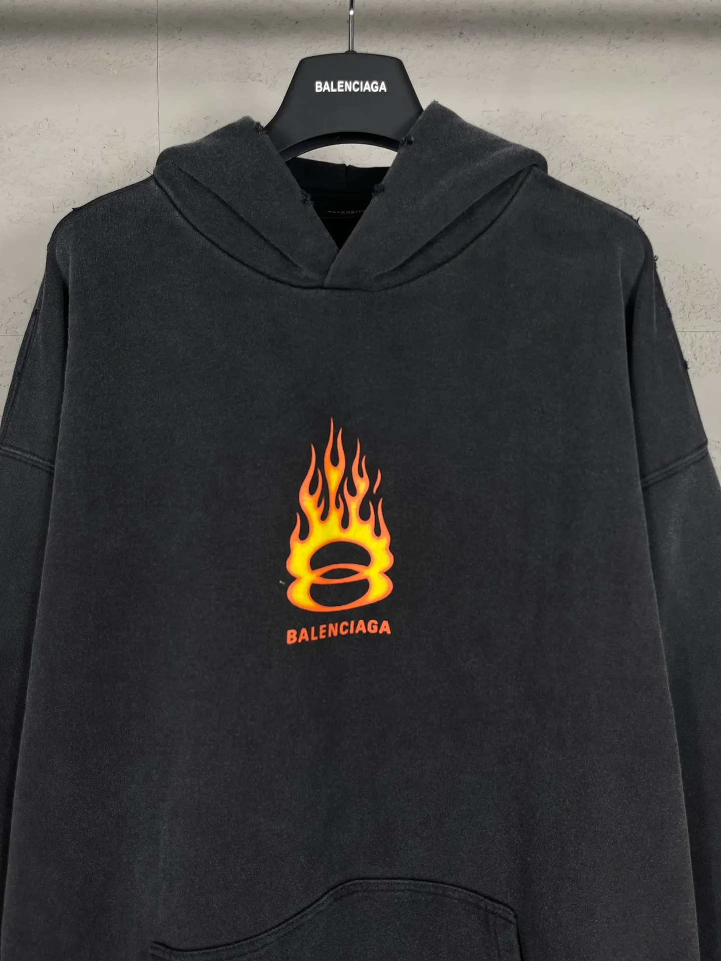 🅿️350 real photos [Top version. Official website quality] BALENCI*GA/Paris#.2024#Double Ring# Flame Direct Injection Printed Washed and Distressed Hooded Sweatshirt 2024 New Style. Genuine product developed at the first time, widely used in the market. Happy printing comparison! The fabric is made of Paris ZP custom-woven and dyed cotton sweatshirt. Weighing 460 grams, the cloth surface is clean. The cloth pattern is clear, soft and comfortable. The threads are dyed with no color difference. The printing uses environmentally friendly imported materials for direct printing, with clear patterns and three-dimensional effects. The entire garment is washed, distressed and worn. The version adopts OS loose shoulder design. Same style for men and women. Code: BL238937 Color: washed black Size: XS S M L
