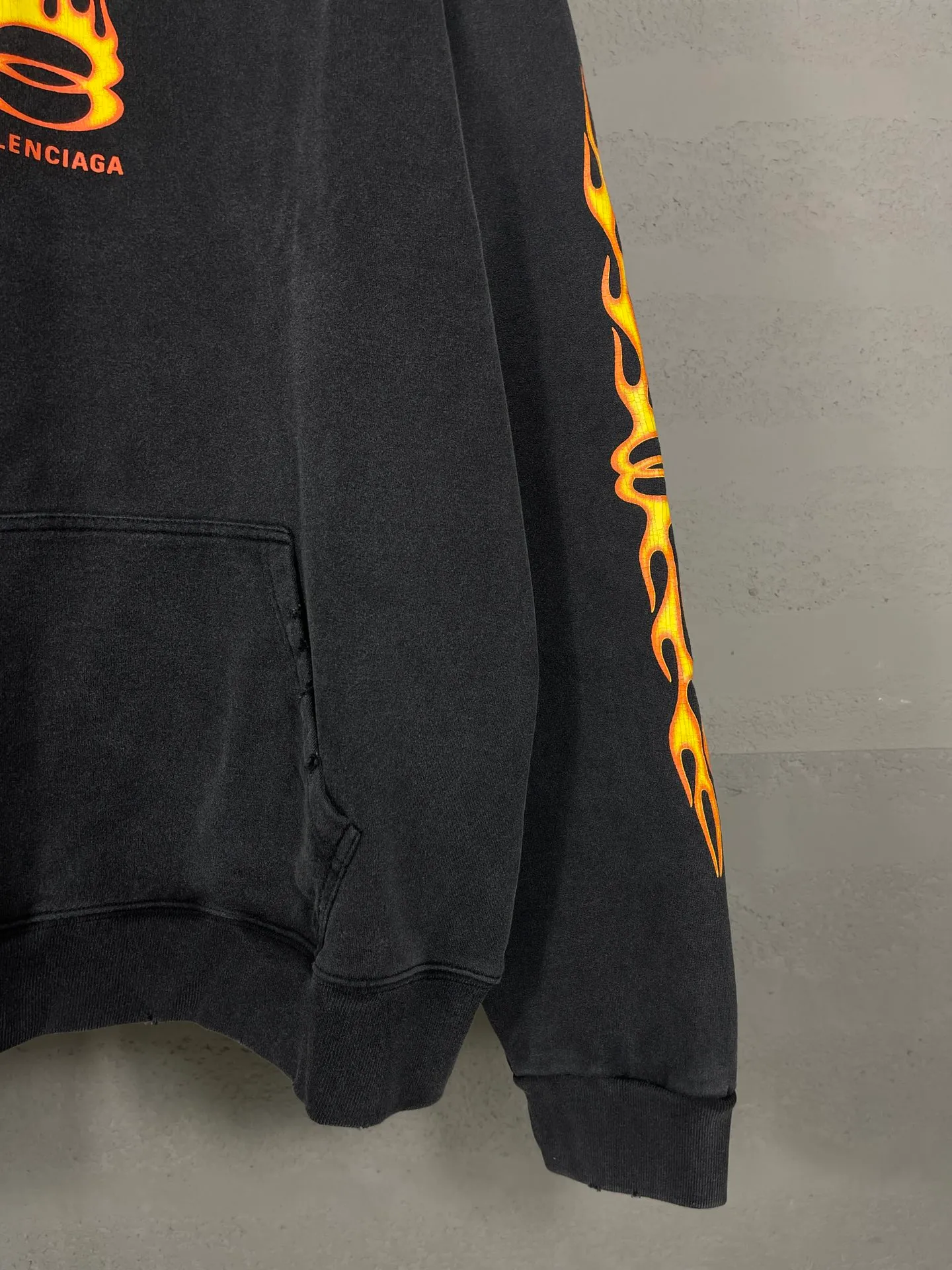 🅿️350 real photos [Top version. Official website quality] BALENCI*GA/Paris#.2024#Double Ring# Flame Direct Injection Printed Washed and Distressed Hooded Sweatshirt 2024 New Style. Genuine product developed at the first time, widely used in the market. Happy printing comparison! The fabric is made of Paris ZP custom-woven and dyed cotton sweatshirt. Weighing 460 grams, the cloth surface is clean. The cloth pattern is clear, soft and comfortable. The threads are dyed with no color difference. The printing uses environmentally friendly imported materials for direct printing, with clear patterns and three-dimensional effects. The entire garment is washed, distressed and worn. The version adopts OS loose shoulder design. Same style for men and women. Code: BL238937 Color: washed black Size: XS S M L