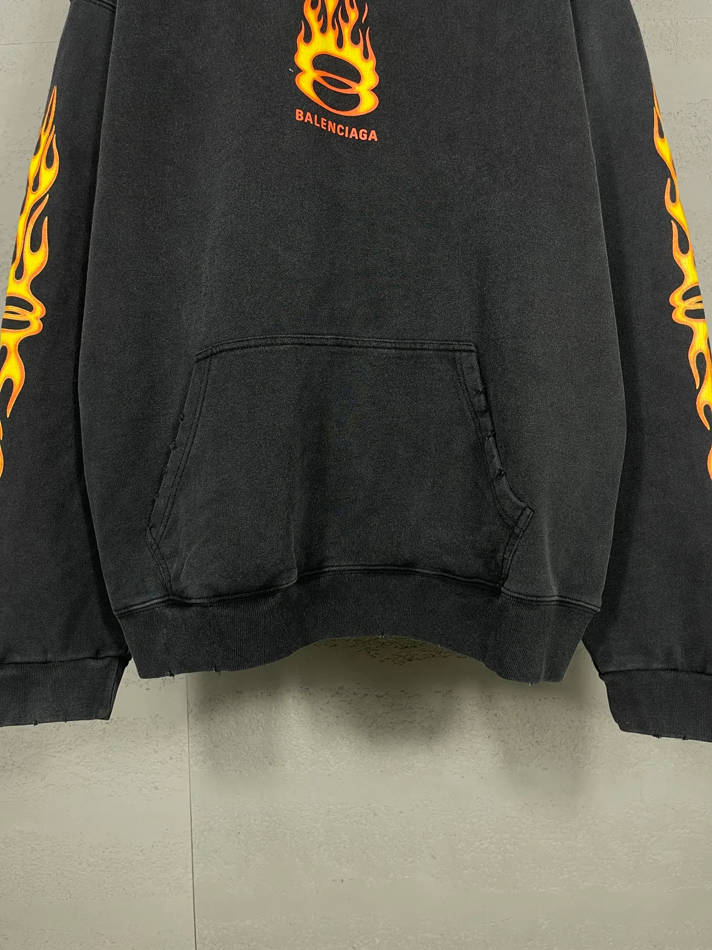 🅿️350 real photos [Top version. Official website quality] BALENCI*GA/Paris#.2024#Double Ring# Flame Direct Injection Printed Washed and Distressed Hooded Sweatshirt 2024 New Style. Genuine product developed at the first time, widely used in the market. Happy printing comparison! The fabric is made of Paris ZP custom-woven and dyed cotton sweatshirt. Weighing 460 grams, the cloth surface is clean. The cloth pattern is clear, soft and comfortable. The threads are dyed with no color difference. The printing uses environmentally friendly imported materials for direct printing, with clear patterns and three-dimensional effects. The entire garment is washed, distressed and worn. The version adopts OS loose shoulder design. Same style for men and women. Code: BL238937 Color: washed black Size: XS S M L
