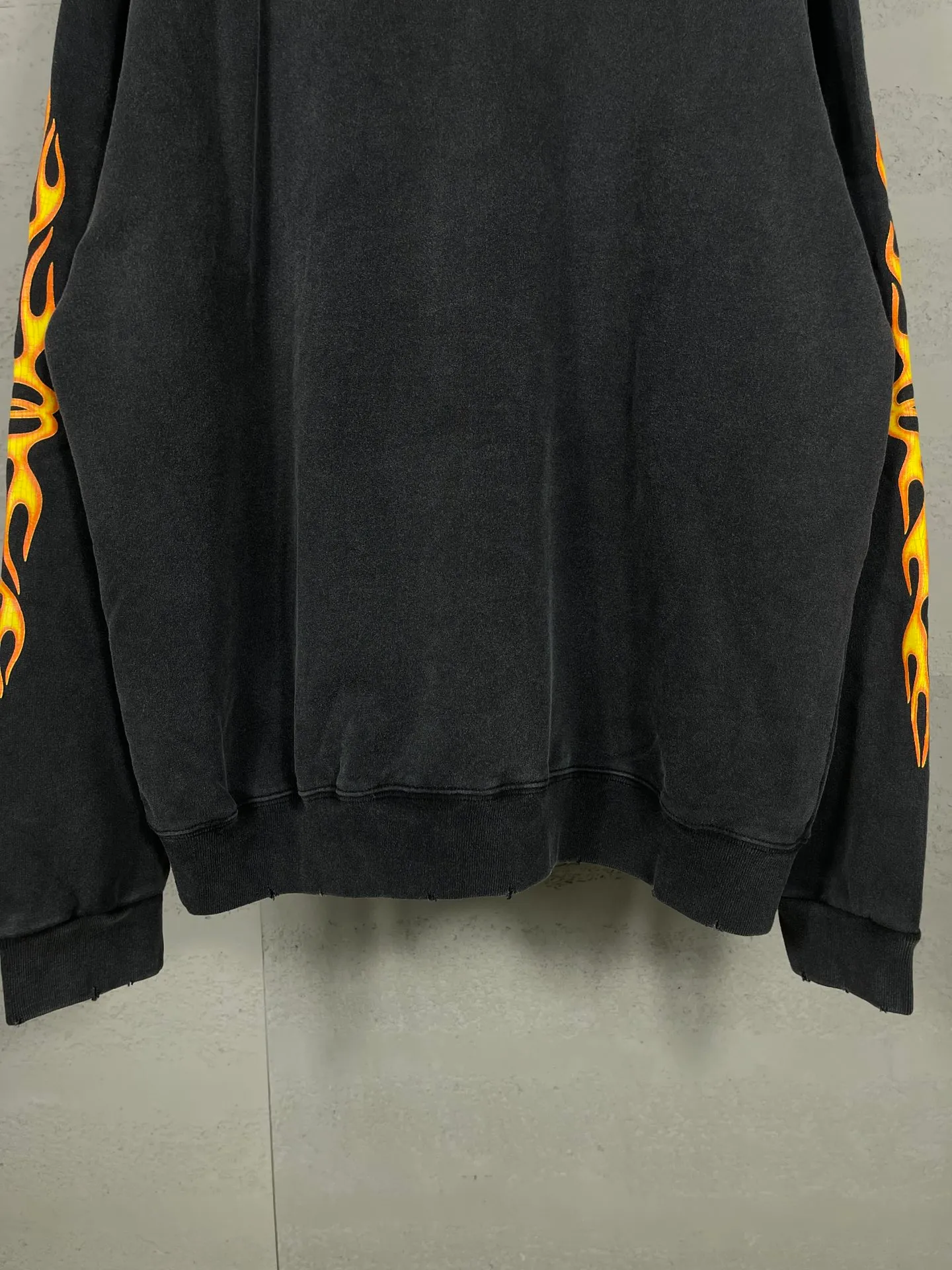 🅿️350 real photos [Top version. Official website quality] BALENCI*GA/Paris#.2024#Double Ring# Flame Direct Injection Printed Washed and Distressed Hooded Sweatshirt 2024 New Style. Genuine product developed at the first time, widely used in the market. Happy printing comparison! The fabric is made of Paris ZP custom-woven and dyed cotton sweatshirt. Weighing 460 grams, the cloth surface is clean. The cloth pattern is clear, soft and comfortable. The threads are dyed with no color difference. The printing uses environmentally friendly imported materials for direct printing, with clear patterns and three-dimensional effects. The entire garment is washed, distressed and worn. The version adopts OS loose shoulder design. Same style for men and women. Code: BL238937 Color: washed black Size: XS S M L