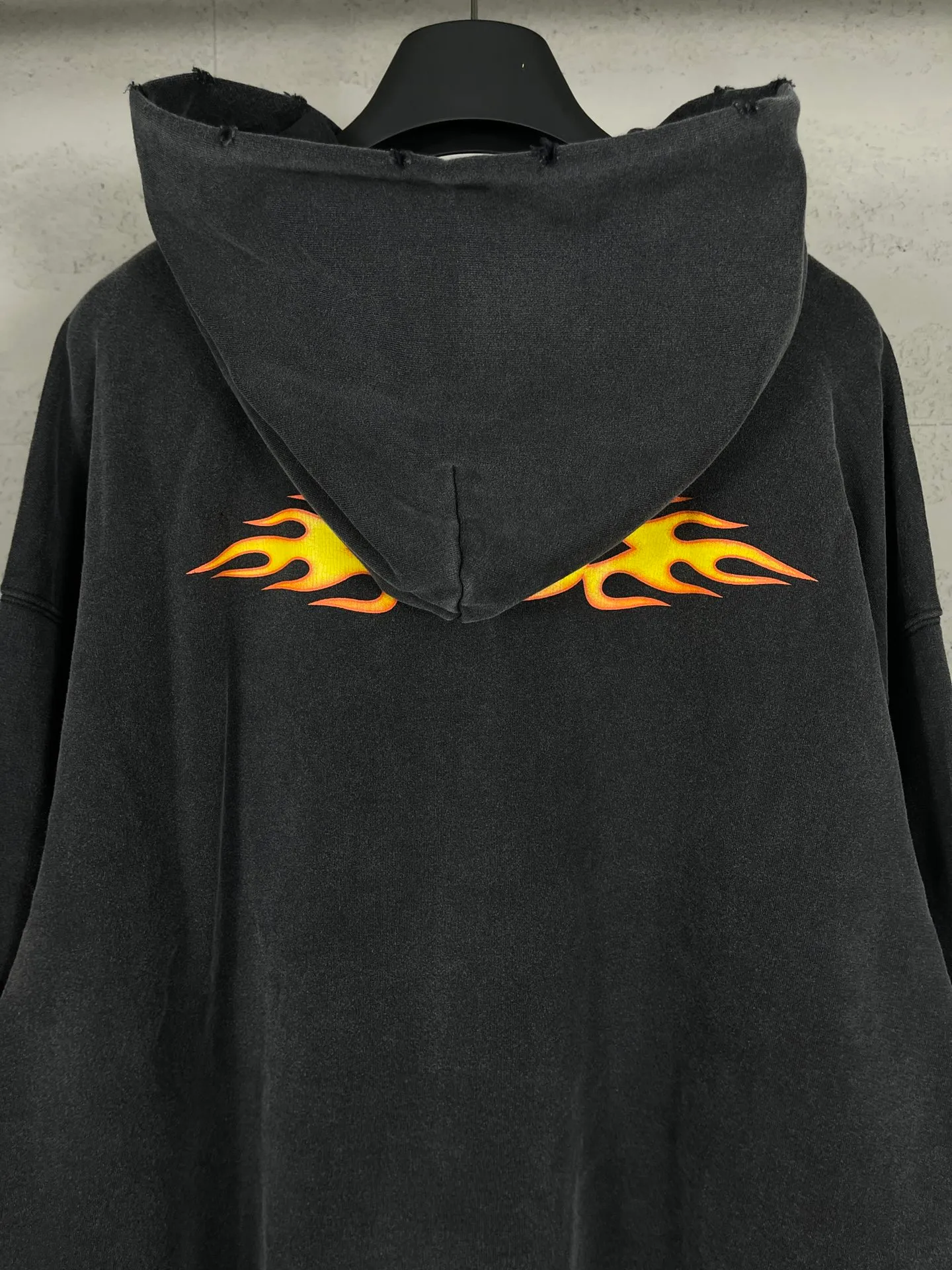 🅿️350 real photos [Top version. Official website quality] BALENCI*GA/Paris#.2024#Double Ring# Flame Direct Injection Printed Washed and Distressed Hooded Sweatshirt 2024 New Style. Genuine product developed at the first time, widely used in the market. Happy printing comparison! The fabric is made of Paris ZP custom-woven and dyed cotton sweatshirt. Weighing 460 grams, the cloth surface is clean. The cloth pattern is clear, soft and comfortable. The threads are dyed with no color difference. The printing uses environmentally friendly imported materials for direct printing, with clear patterns and three-dimensional effects. The entire garment is washed, distressed and worn. The version adopts OS loose shoulder design. Same style for men and women. Code: BL238937 Color: washed black Size: XS S M L